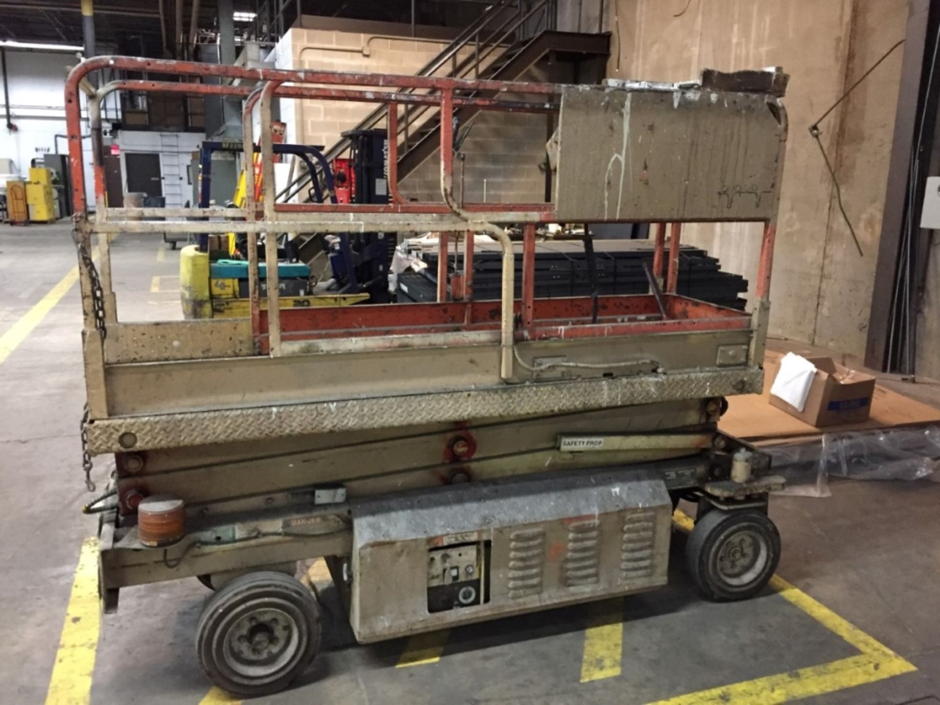 JLG Ind. Manlift Platform, Model CM-2033, S/N C00175210200011864 (Located Bridgeview, IL) ***