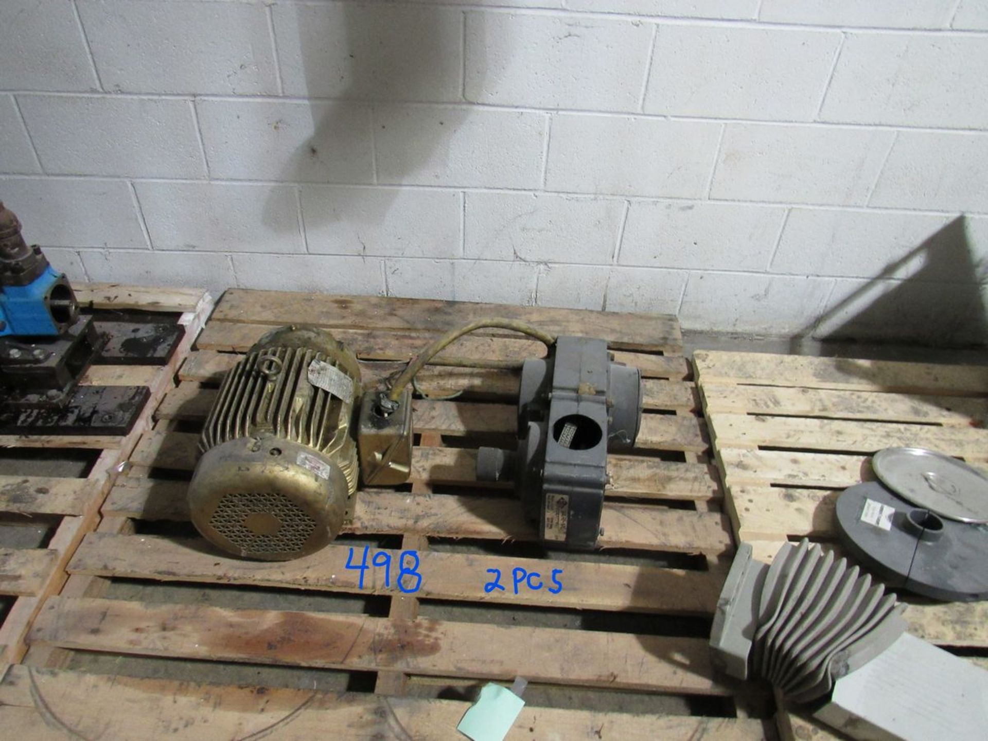 One lot two pieces, 10HP Motor and gear reducer (Rigging and loading fees included in the selling
