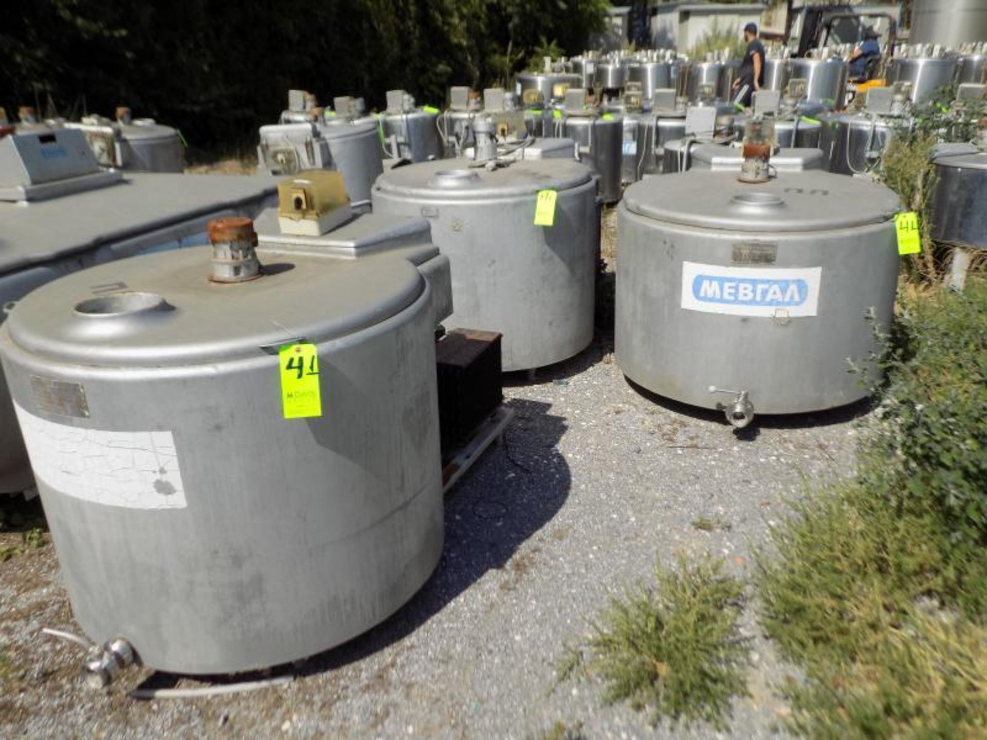 Frai Lait Aprox. 550 - 700 L/145 - 184 Gal. Jacketed S/S Farm Tanks with Hinged Lid, Twin Blade