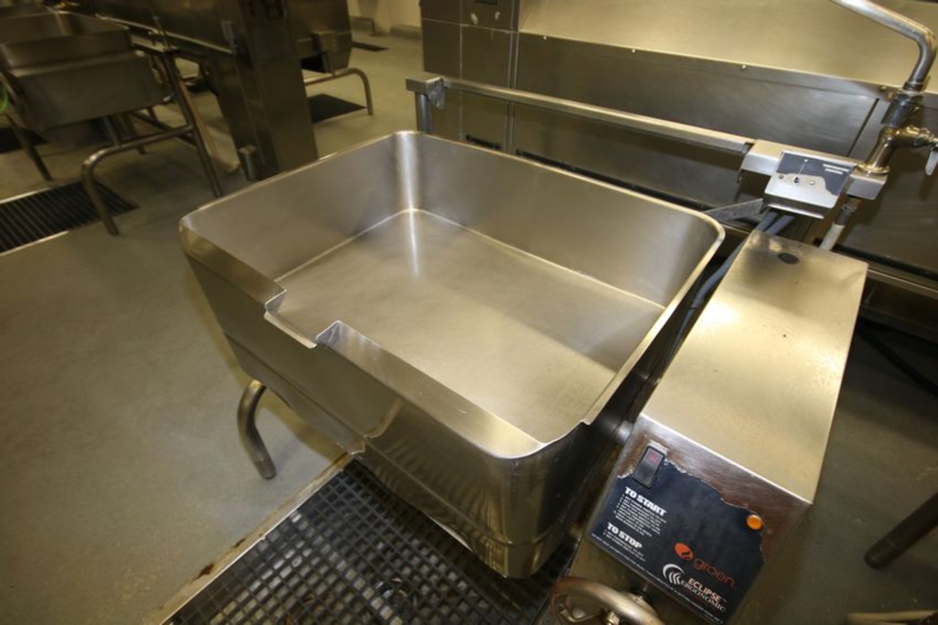 Groen Eclipse Ergonomic Tilting Braising Pan, Model M40G, S/N J155762-1-2, Natural Gas, Pan - Image 3 of 3