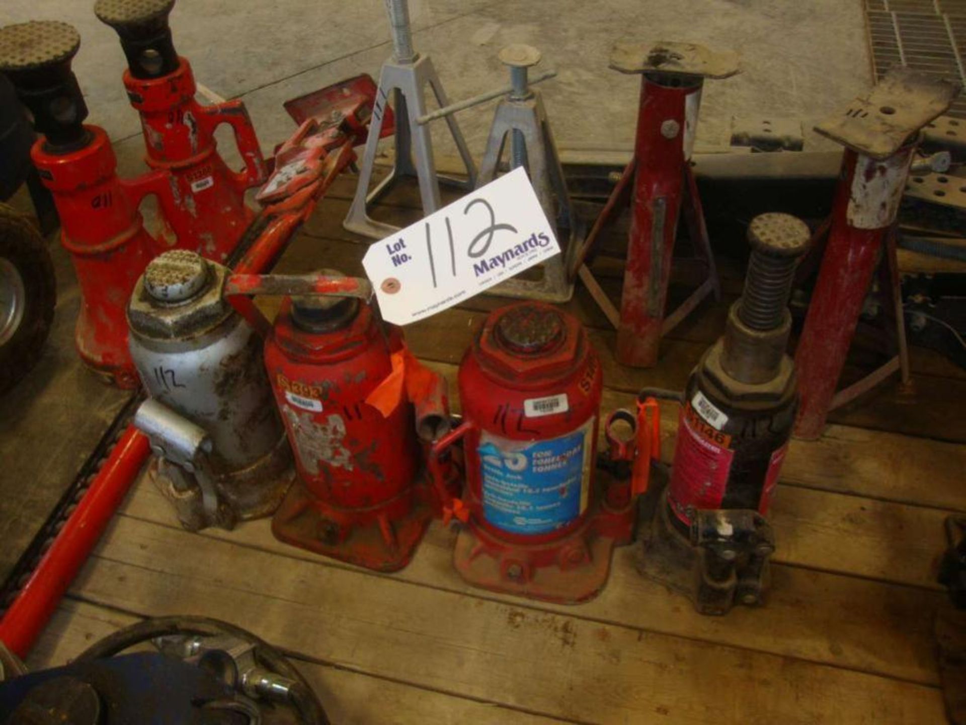 Lot of hydraulic jacks