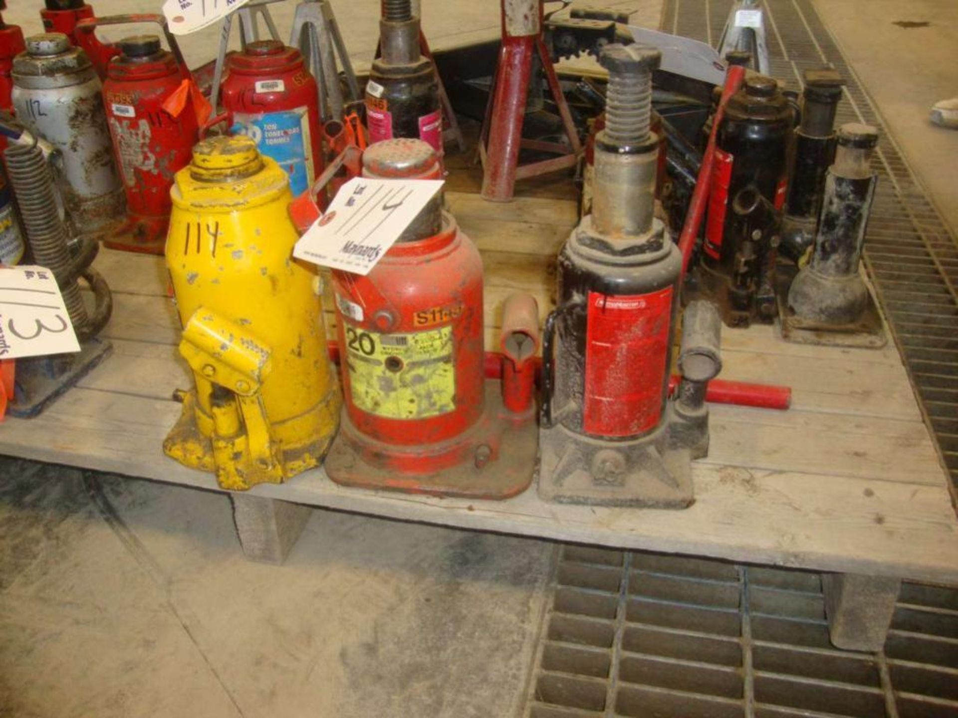 Lot of hydraulic jacks