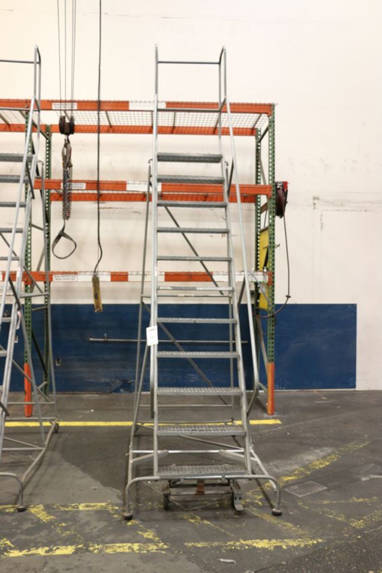 11-step rollable warehouse ladder