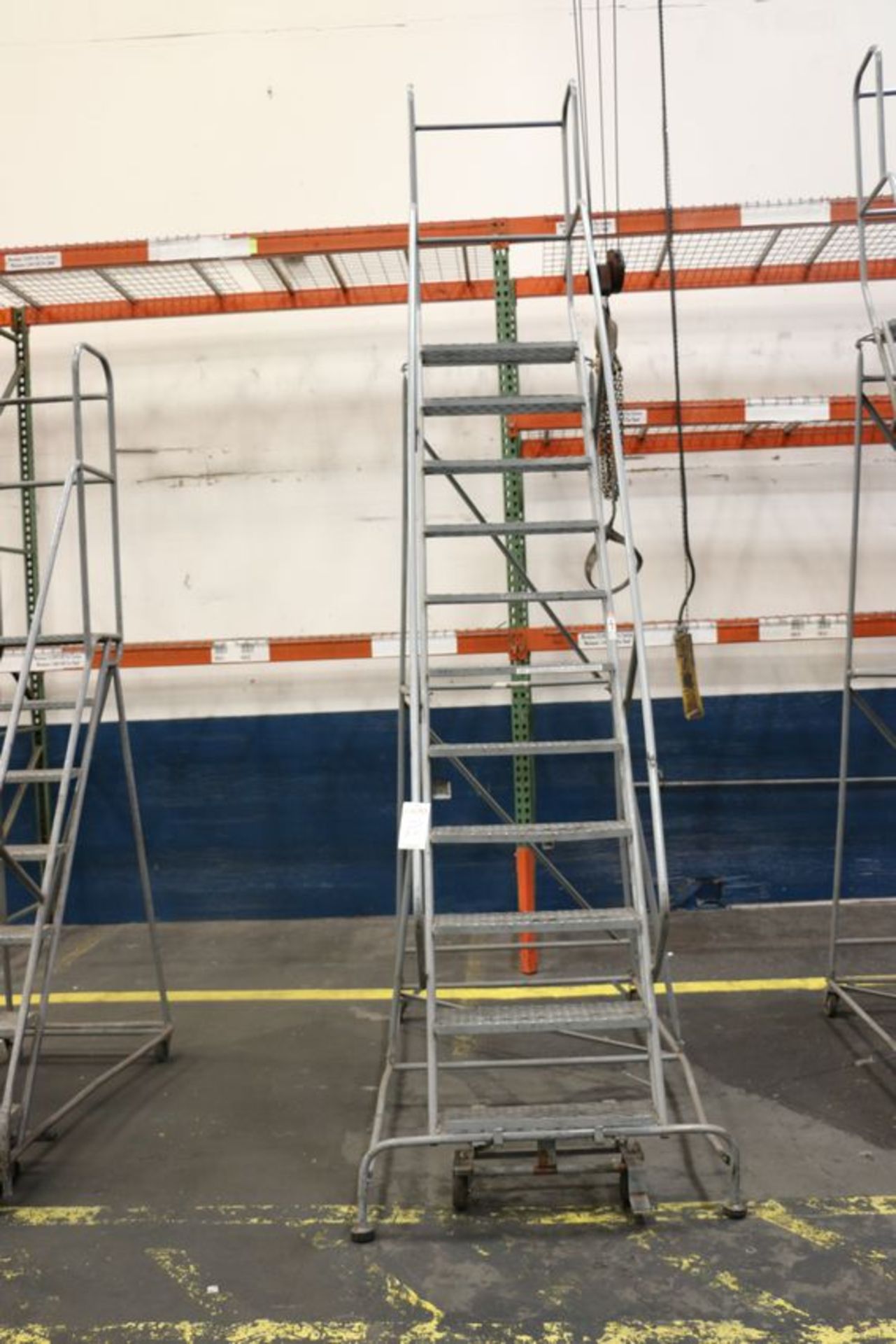 11-step rollable warehouse ladder
