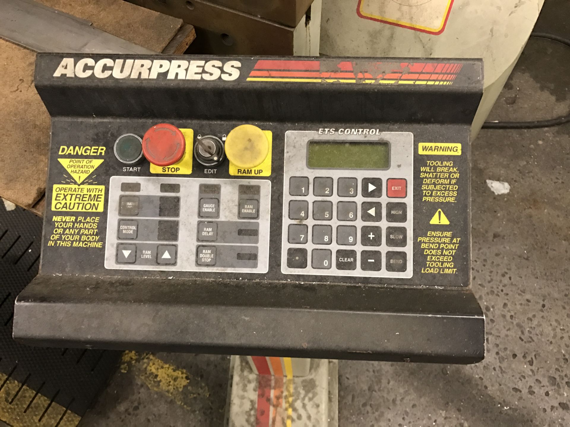 Accurpress Model 71006 100 Ton 6' Hydraulic Press Brake; Serial #3979; Mfg 1996; 10" Stroke; - Image 4 of 6