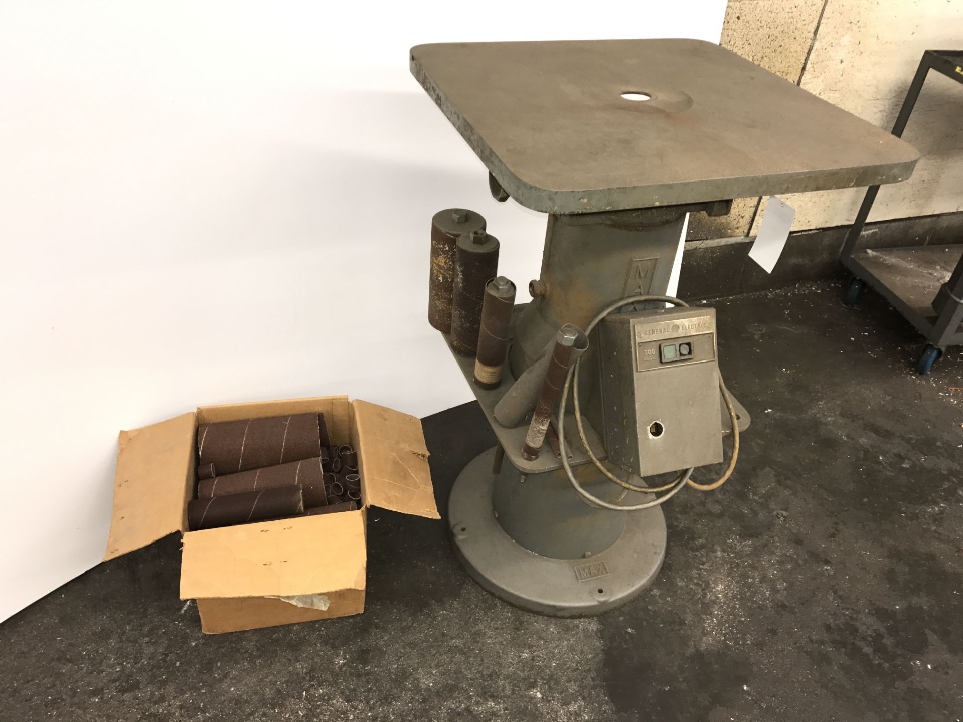 Max Universal Oscillating Spindle Sander; Model OVS-JM; 24" x 24" Square Tilting Table; - Image 4 of 4