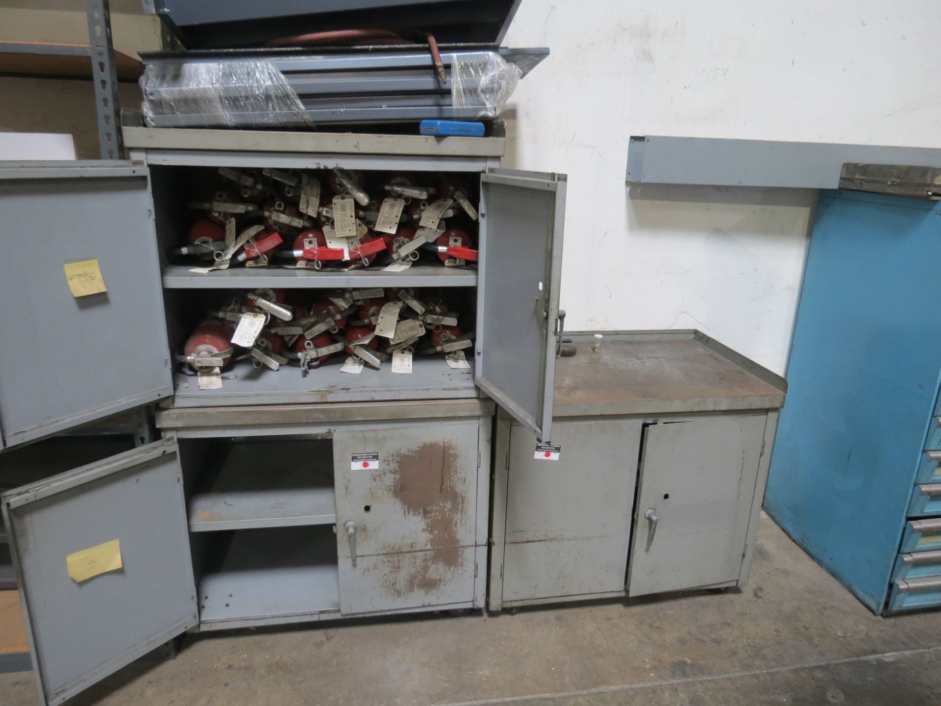 Metal cabinet w/fire extinguisher - Image 3 of 3