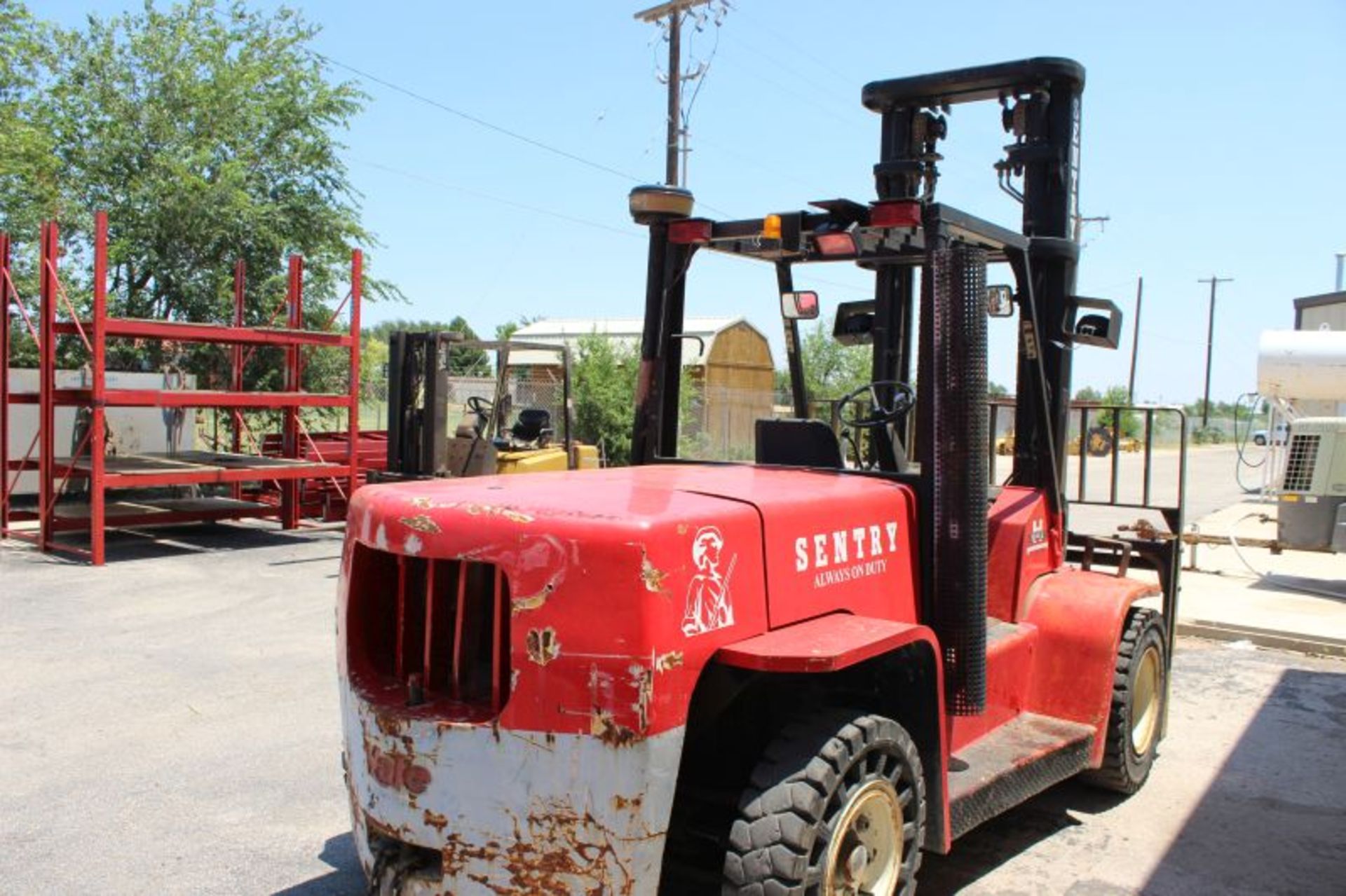 YALE 15,000 LB 2 STAGE MAST DIESEL FORKLIFT MODEL NUMBER GDP155CANPBV127 SERIAL NUMBER - Image 5 of 6