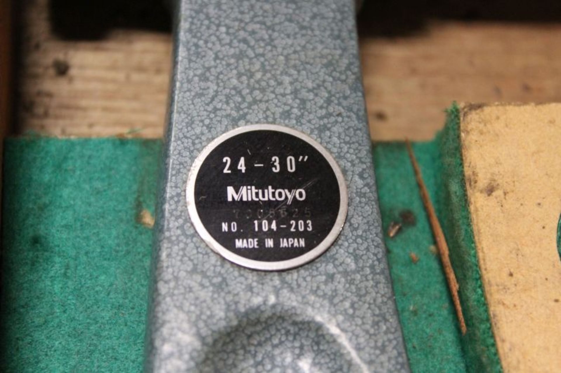 MITUTOYO 24" - 30" OUTSIDE MICROMETER W. INTERCHANGEABLE ANVILS SERIAL NUMBER 7005625 - Image 4 of 4