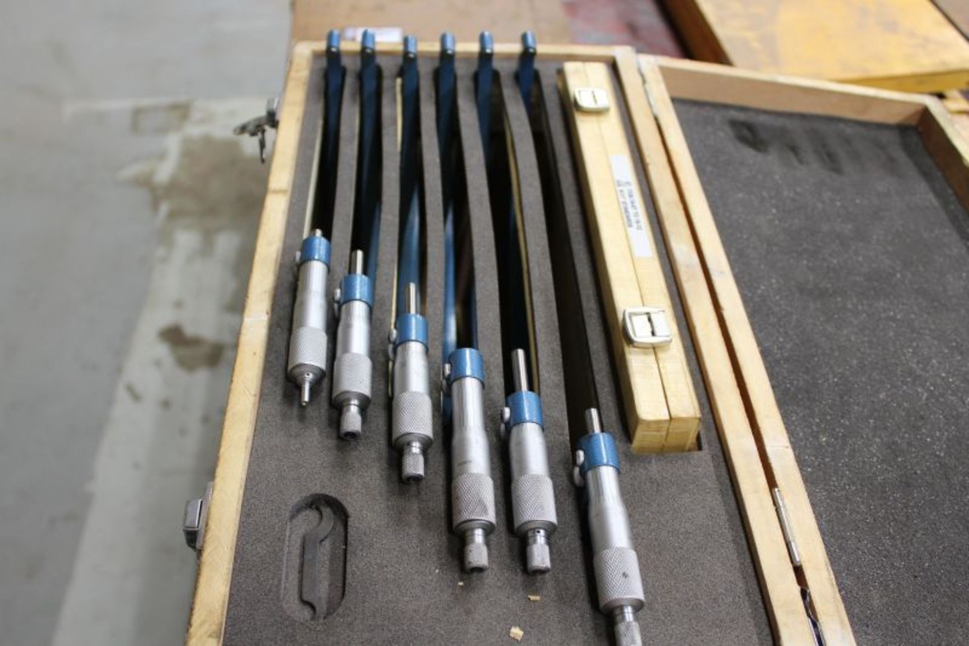 MITUTOYO 6" - 12" OUTSIDE MICROMETER SET W. INTERCHANGEABLE ANVILS - Image 3 of 7