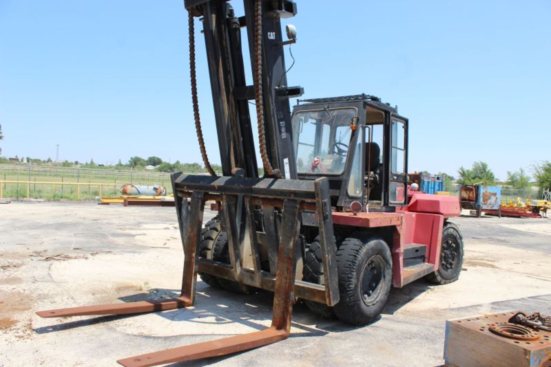 CATERPILLAR 30,000 LB FORKLIFT MODEL NUMBER 330 - Image 3 of 6