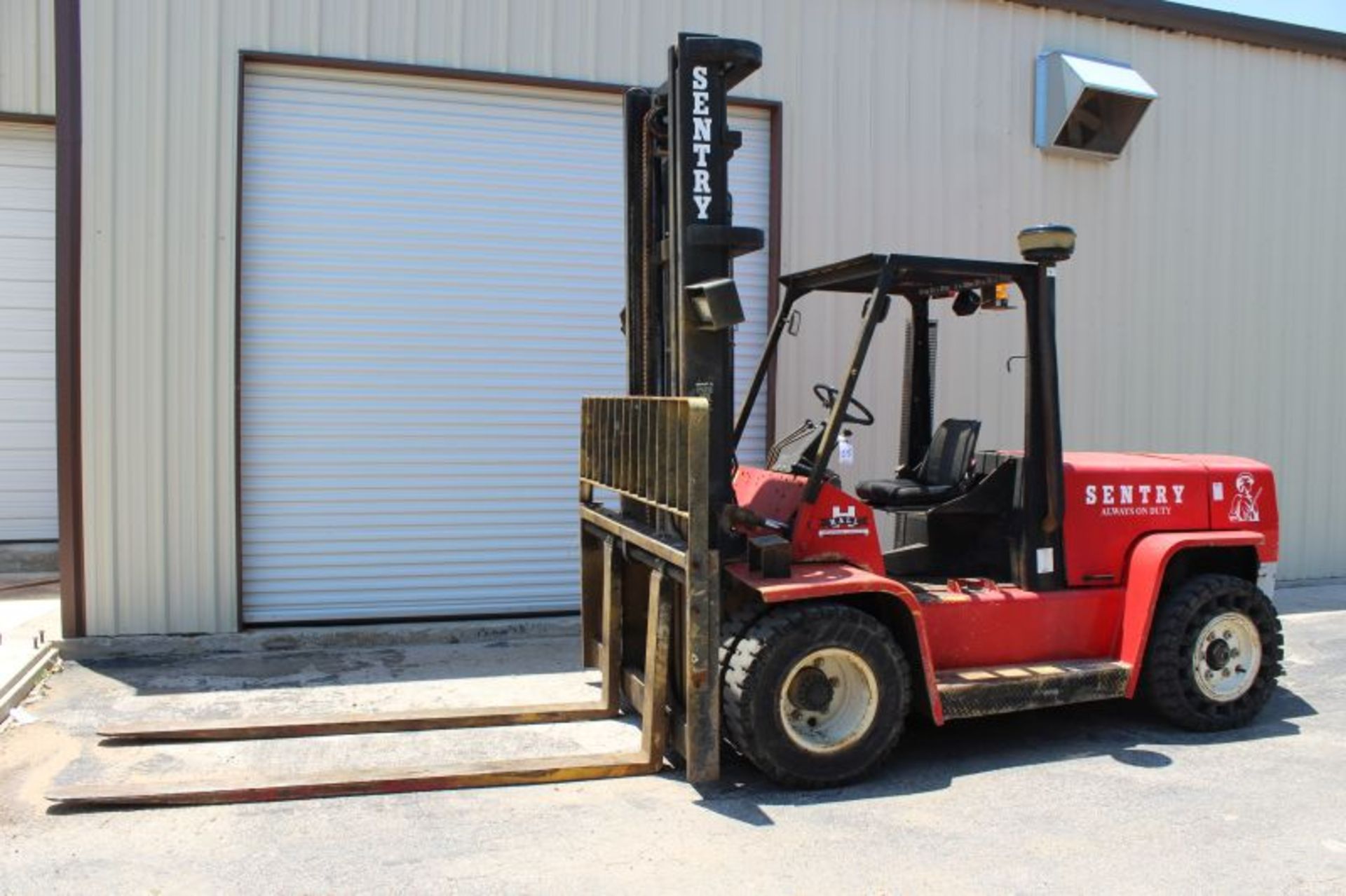 YALE 15,000 LB 2 STAGE MAST DIESEL FORKLIFT MODEL NUMBER GDP155CANPBV127 SERIAL NUMBER - Image 2 of 6