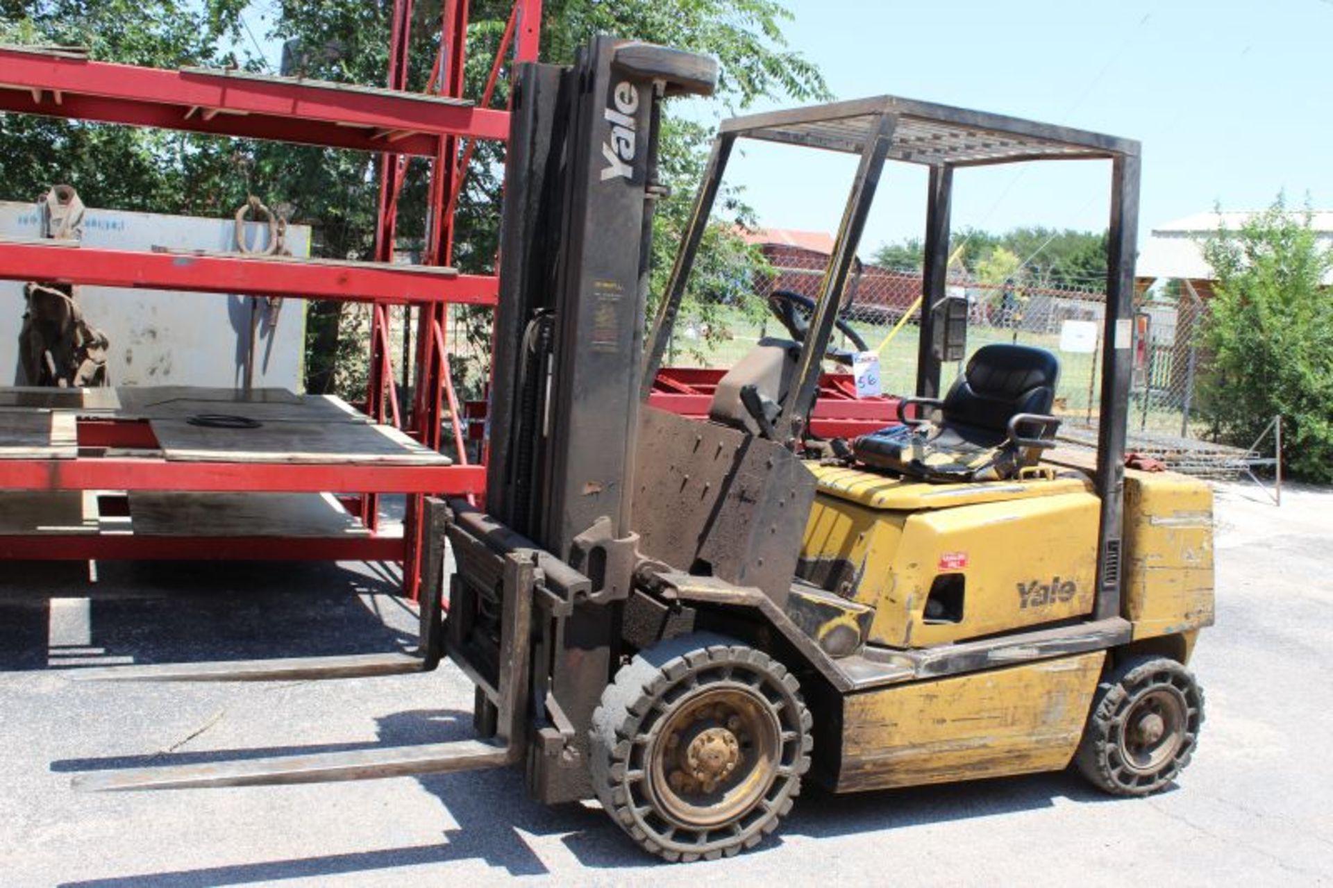 YALE 5,000 LB DIESEL FORKLIFT MODEL NUMBER GP050TGNUAE086 SERIAL NUMBER E177B22360V - Image 4 of 6