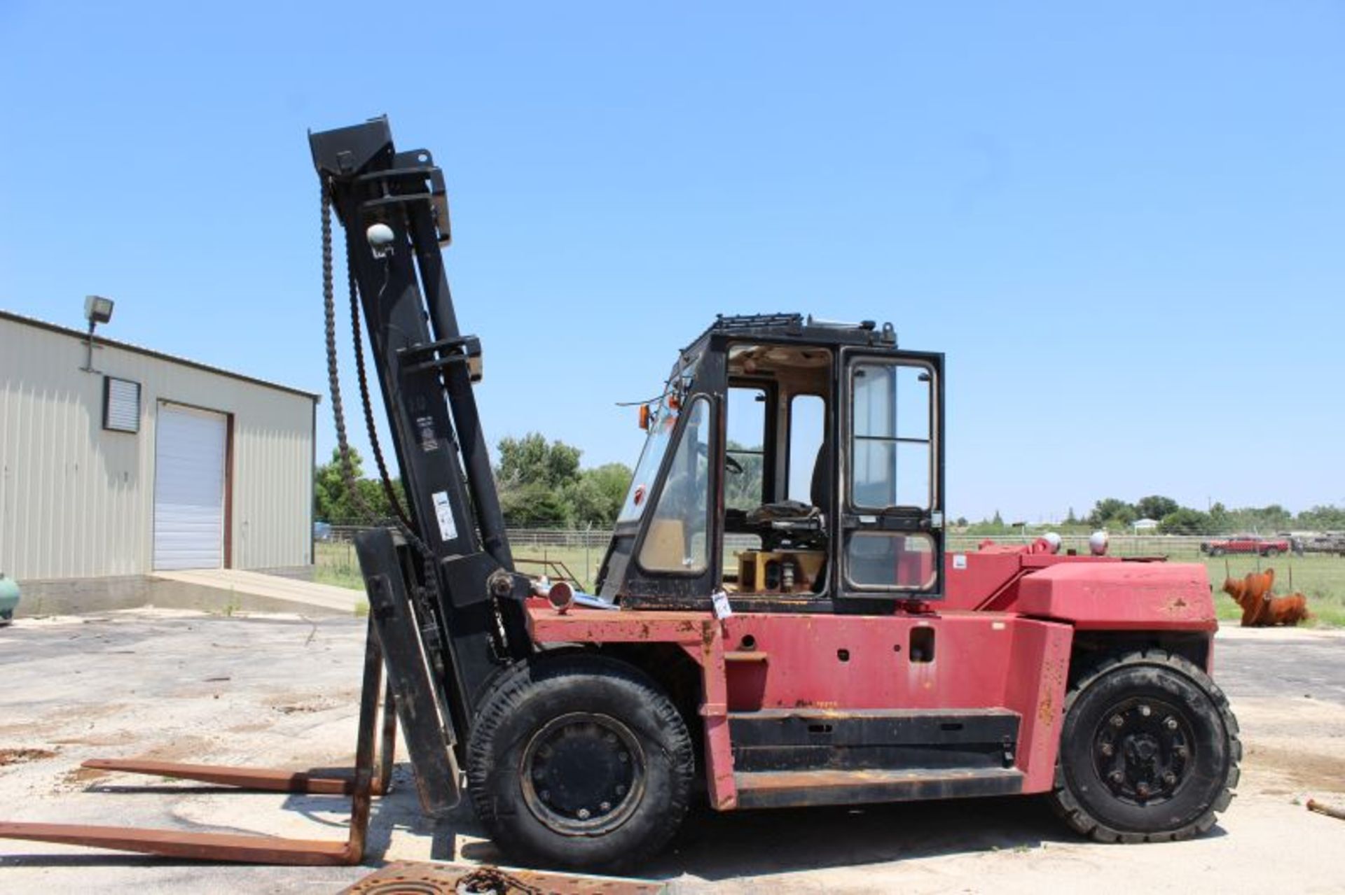 CATERPILLAR 30,000 LB FORKLIFT MODEL NUMBER 330 - Image 2 of 6