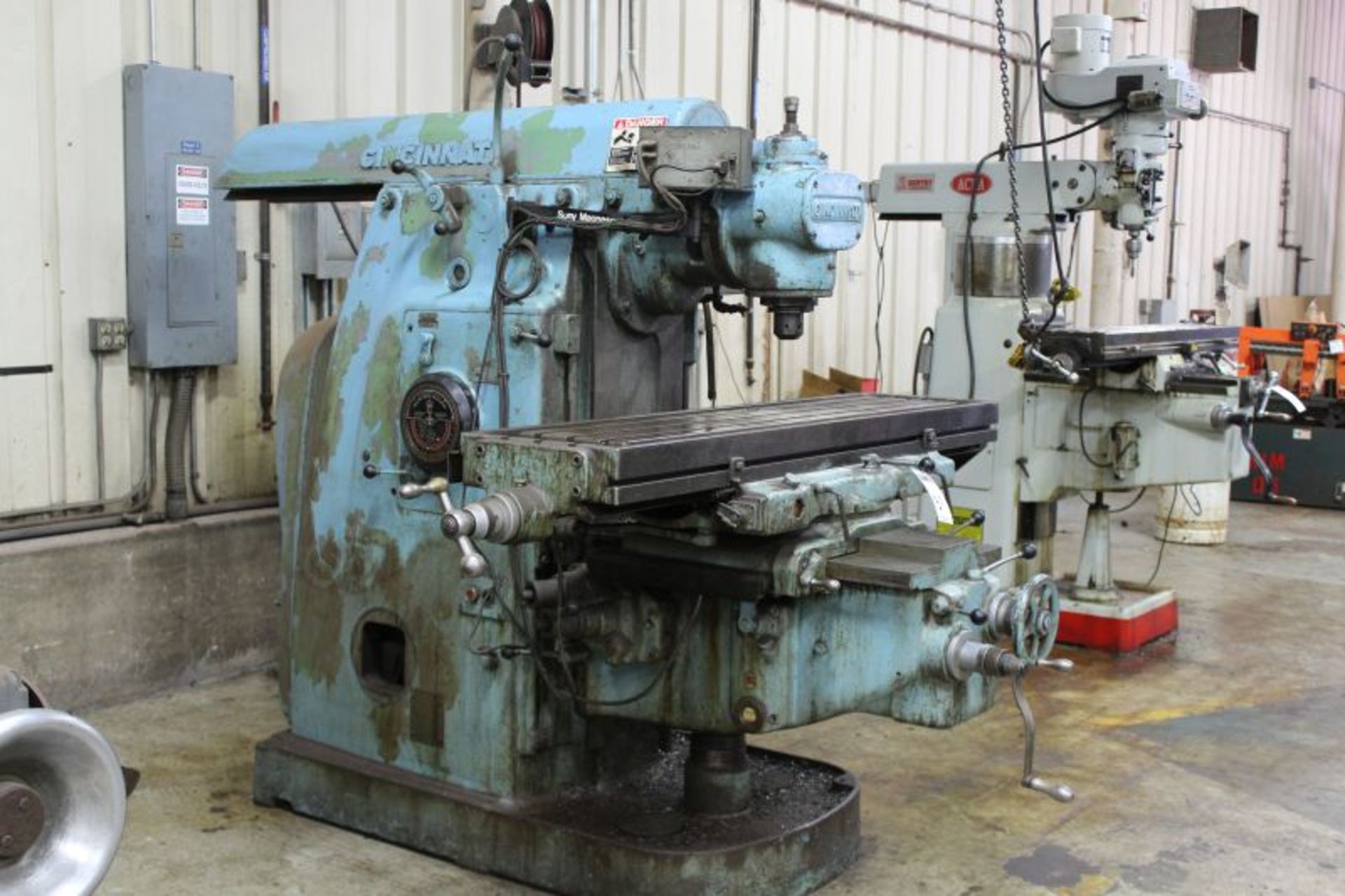 CINCINNATI NO.3 VERTICAL MILLING MACHINE 10" X 54" MODEL NUMBER NO 3 SERIAL NUMBER 2A3U1U-4 - Image 3 of 7