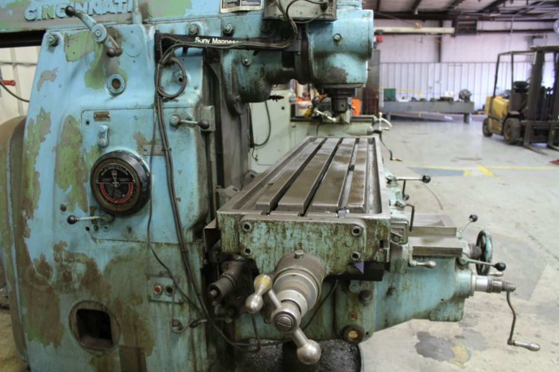 CINCINNATI NO.3 VERTICAL MILLING MACHINE 10" X 54" MODEL NUMBER NO 3 SERIAL NUMBER 2A3U1U-4 - Image 6 of 7