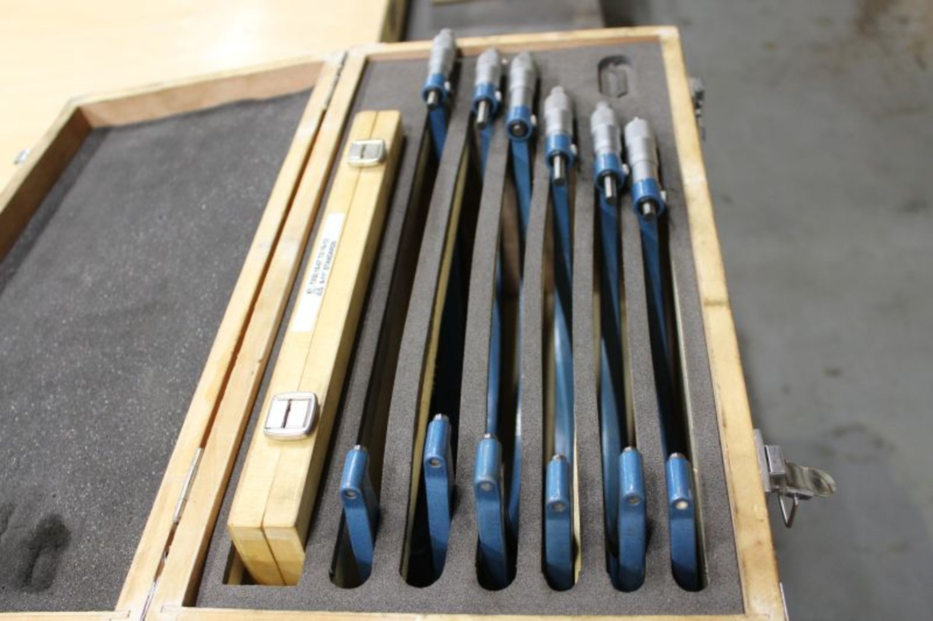 MITUTOYO 6" - 12" OUTSIDE MICROMETER SET W. INTERCHANGEABLE ANVILS - Image 2 of 7