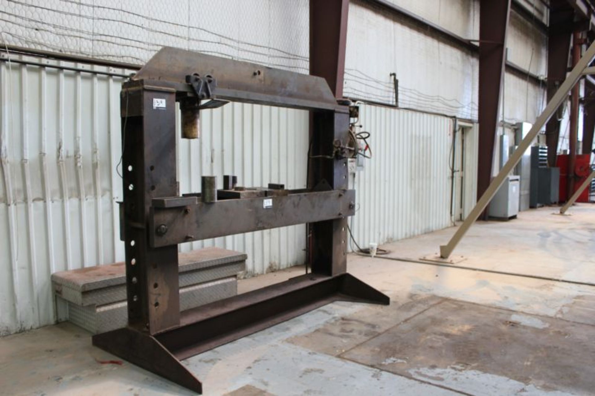 H FRAME 10,000 PSI HYDRAULIC PRESS W. 1/2M TON HOIST - Image 2 of 4