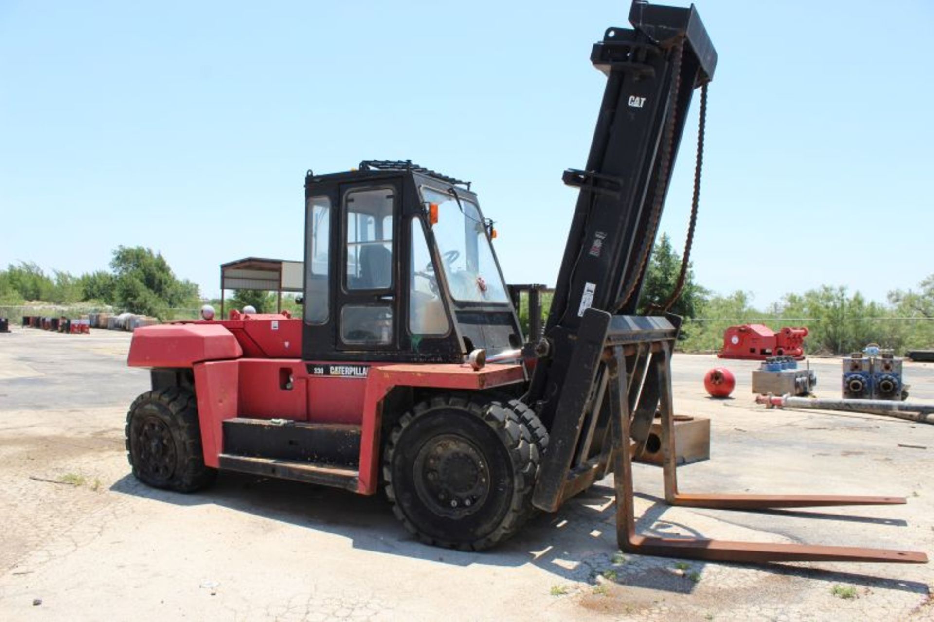 CATERPILLAR 30,000 LB FORKLIFT MODEL NUMBER 330 - Image 5 of 6