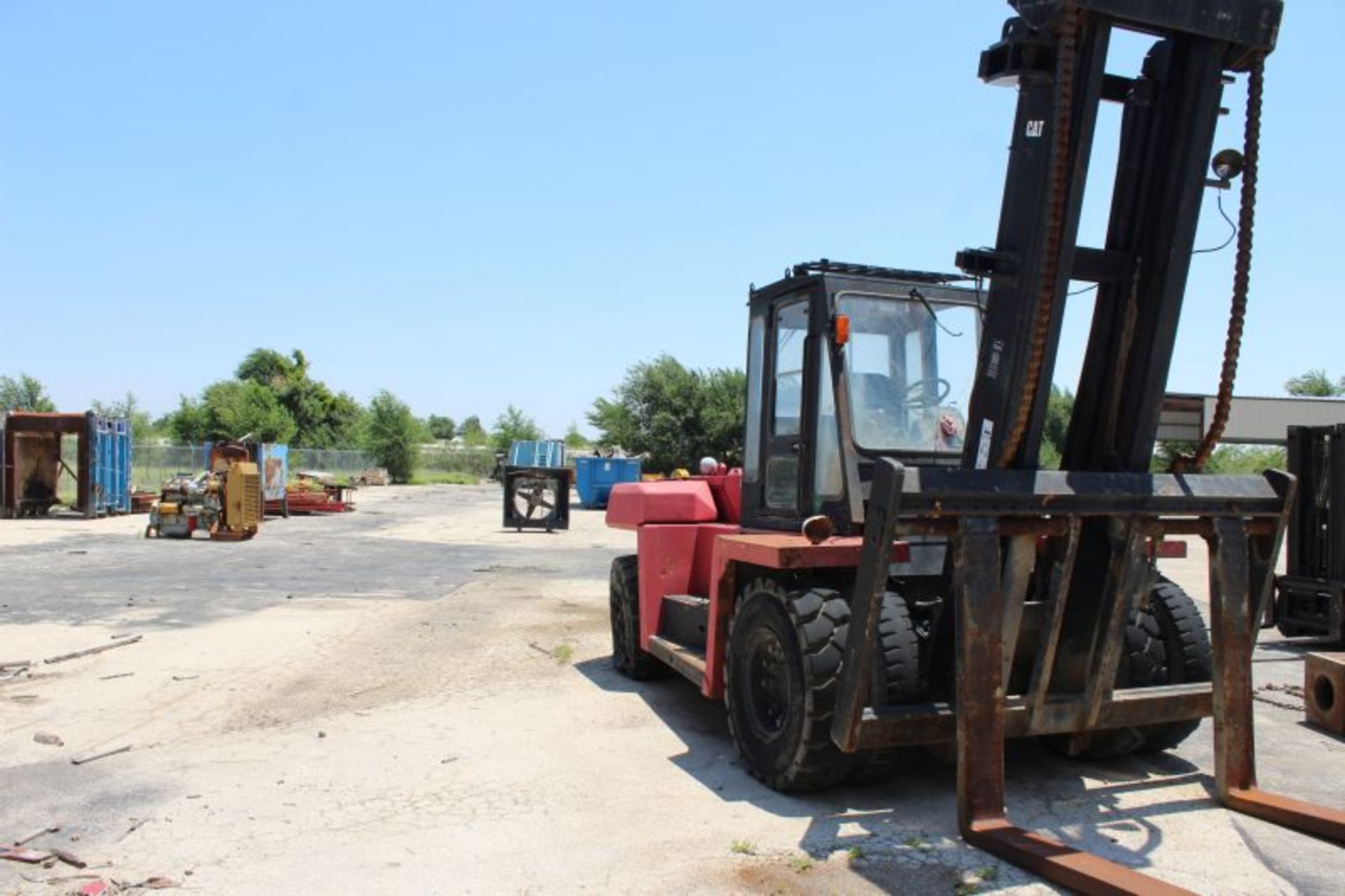 CATERPILLAR 30,000 LB FORKLIFT MODEL NUMBER 330 - Image 4 of 6