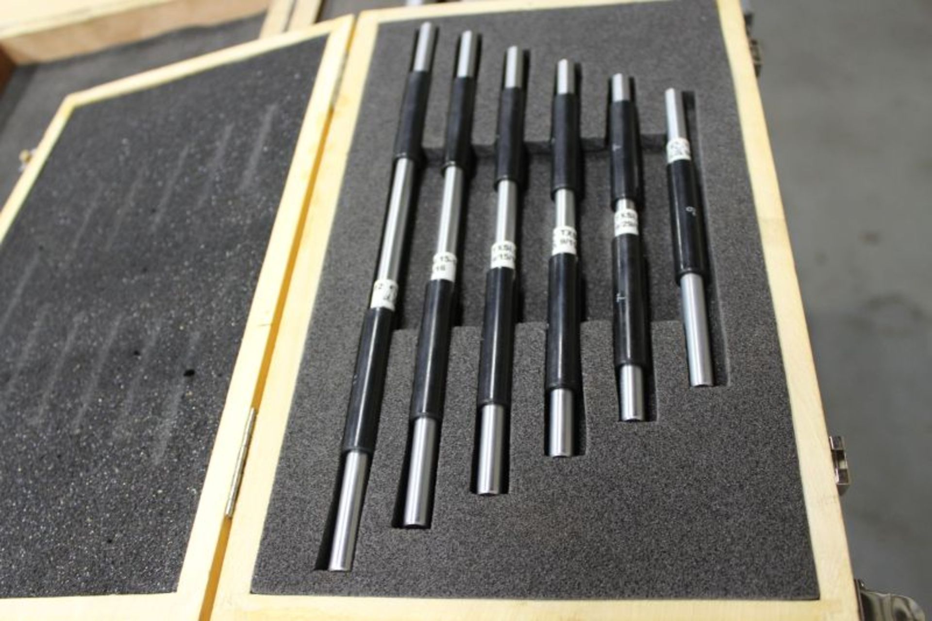 MITUTOYO 6" - 12" OUTSIDE MICROMETER SET W. INTERCHANGEABLE ANVILS - Image 5 of 7