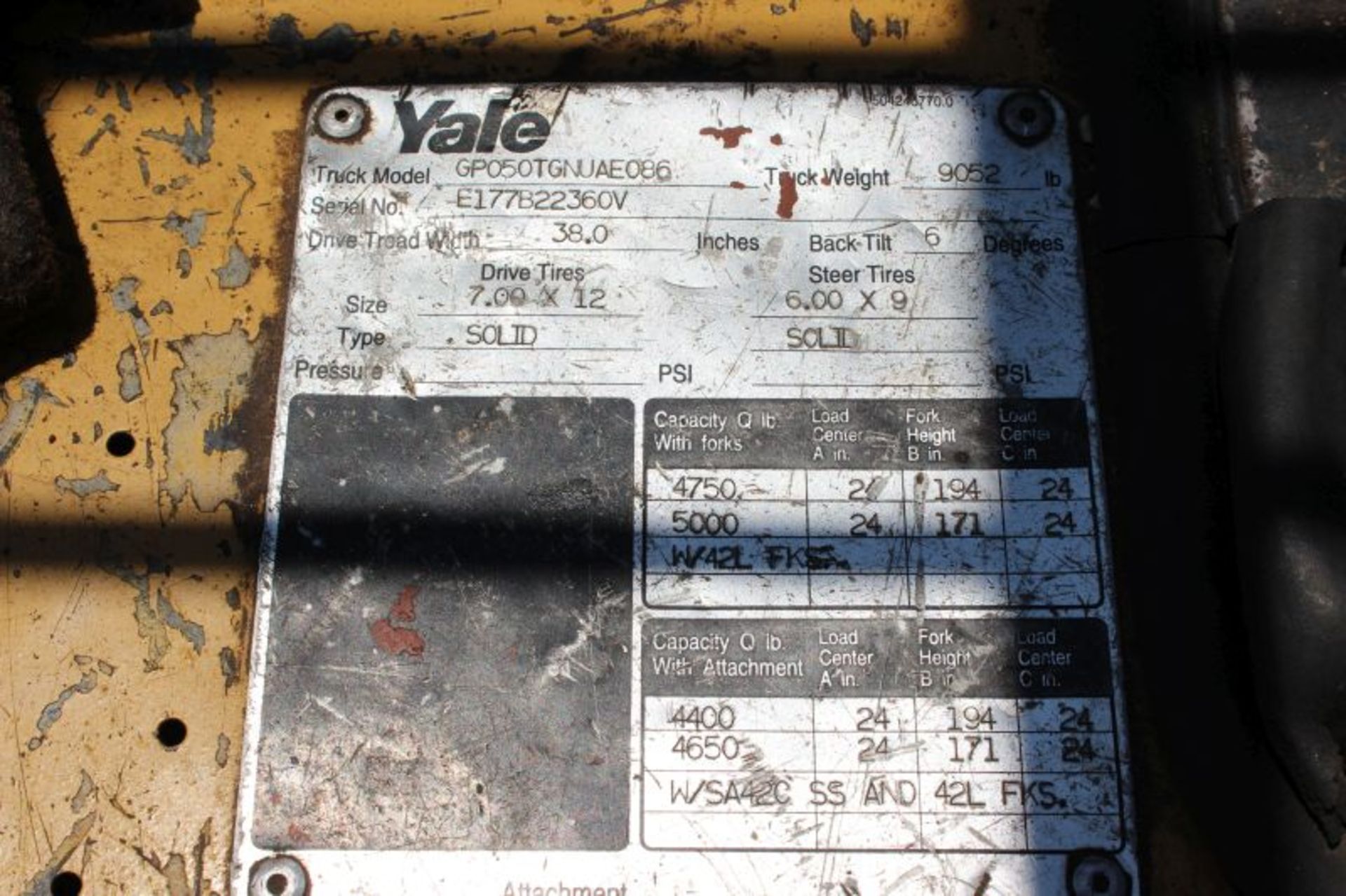 YALE 5,000 LB DIESEL FORKLIFT MODEL NUMBER GP050TGNUAE086 SERIAL NUMBER E177B22360V - Image 5 of 6