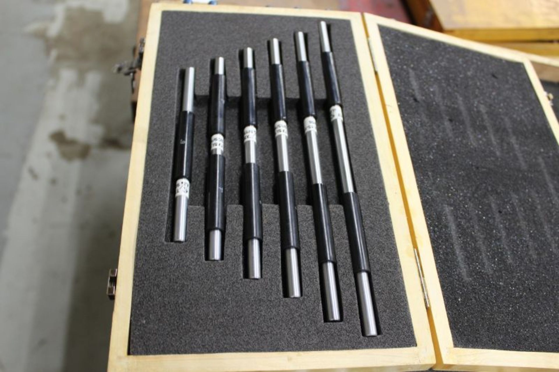 MITUTOYO 6" - 12" OUTSIDE MICROMETER SET W. INTERCHANGEABLE ANVILS - Image 6 of 7