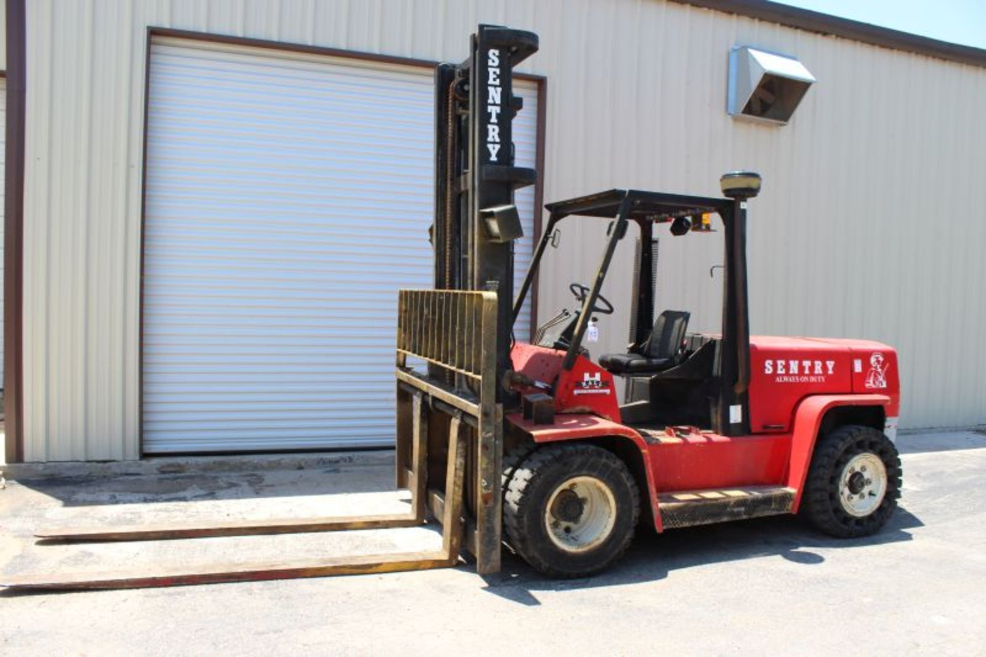 YALE 15,000 LB 2 STAGE MAST DIESEL FORKLIFT MODEL NUMBER GDP155CANPBV127 SERIAL NUMBER - Image 3 of 6