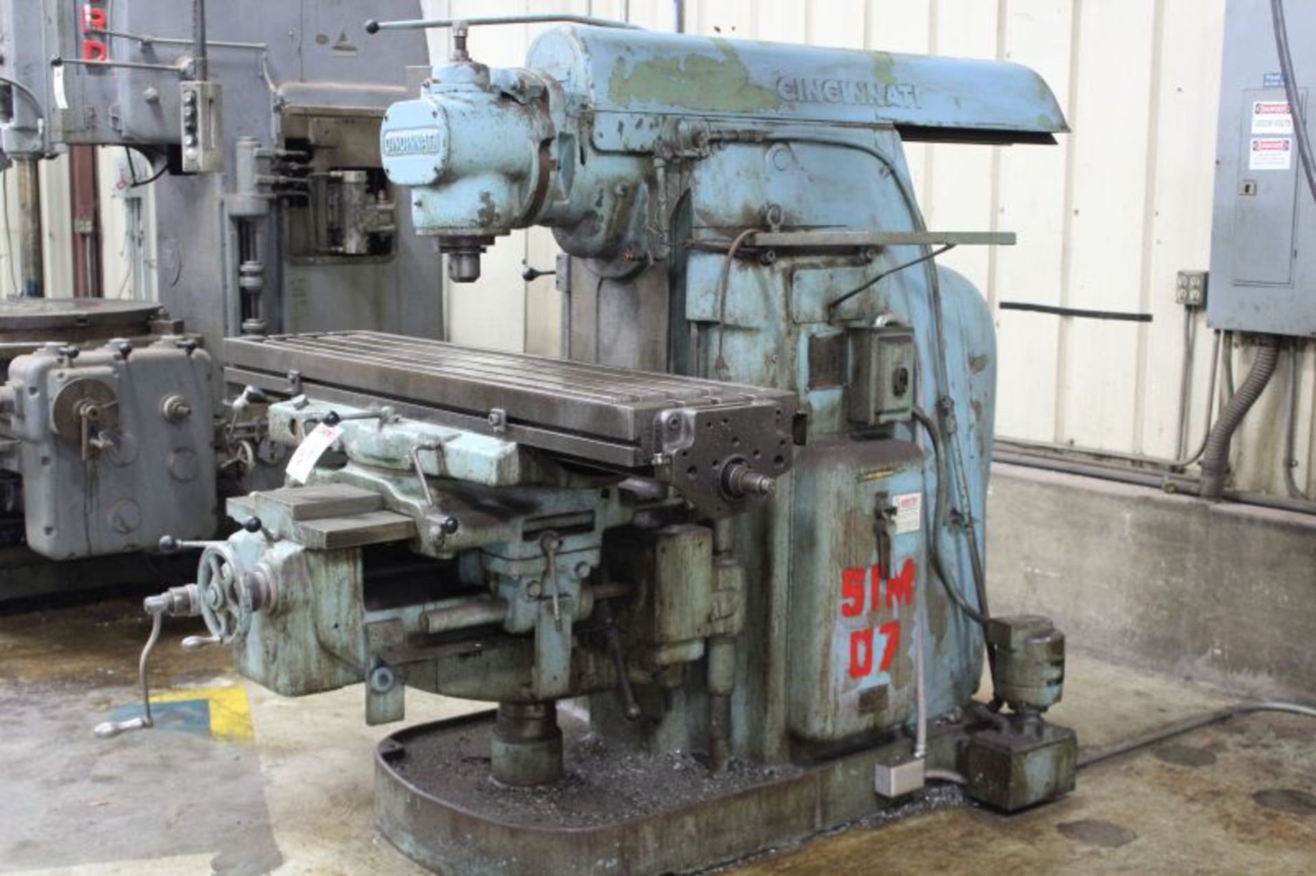 CINCINNATI NO.3 VERTICAL MILLING MACHINE 10" X 54" MODEL NUMBER NO 3 SERIAL NUMBER 2A3U1U-4 - Image 2 of 7