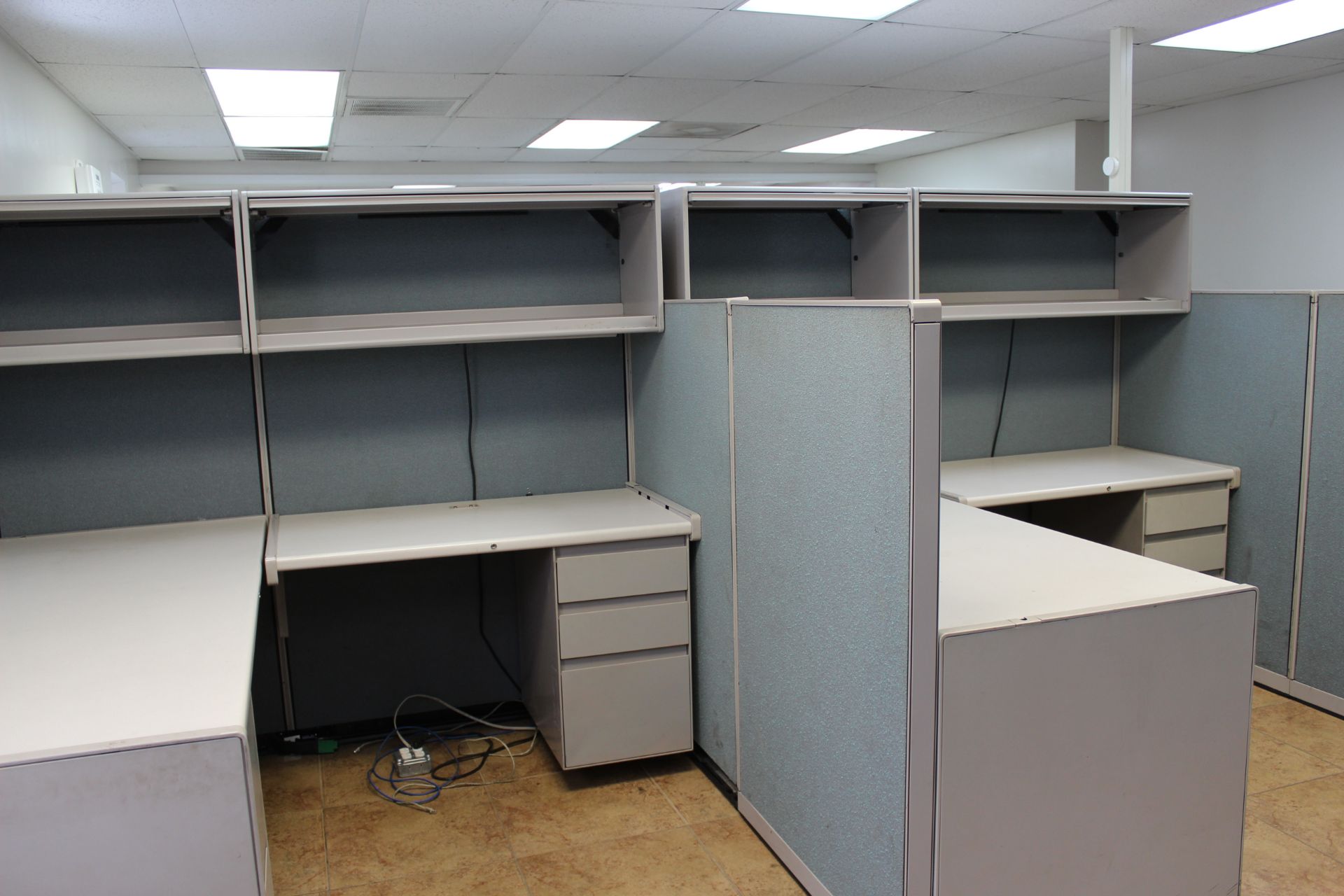 MODULAR CUBICAL WORK STATIONS (NO CONTENT) - Image 4 of 7