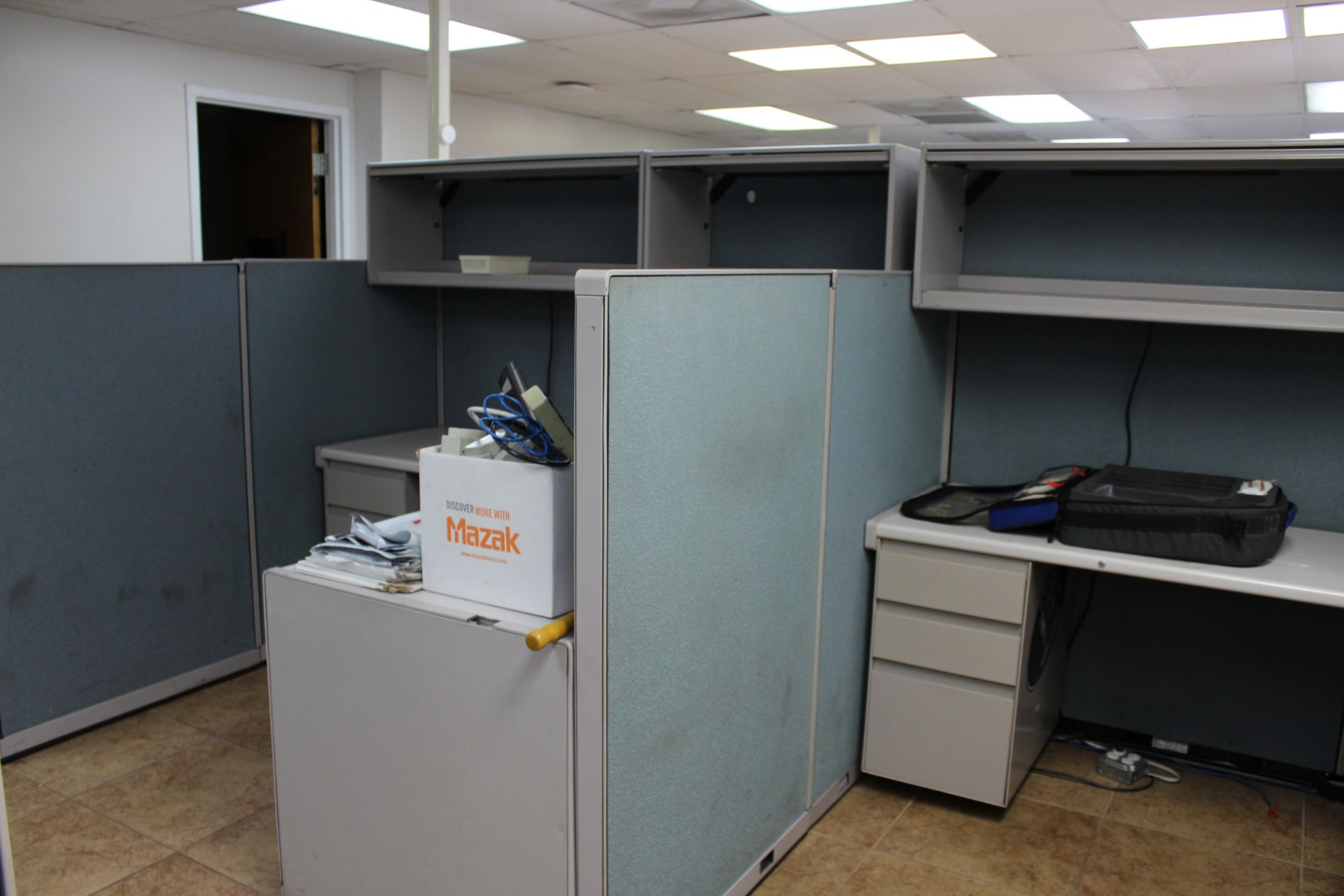 MODULAR CUBICAL WORK STATIONS (NO CONTENT) - Image 7 of 7