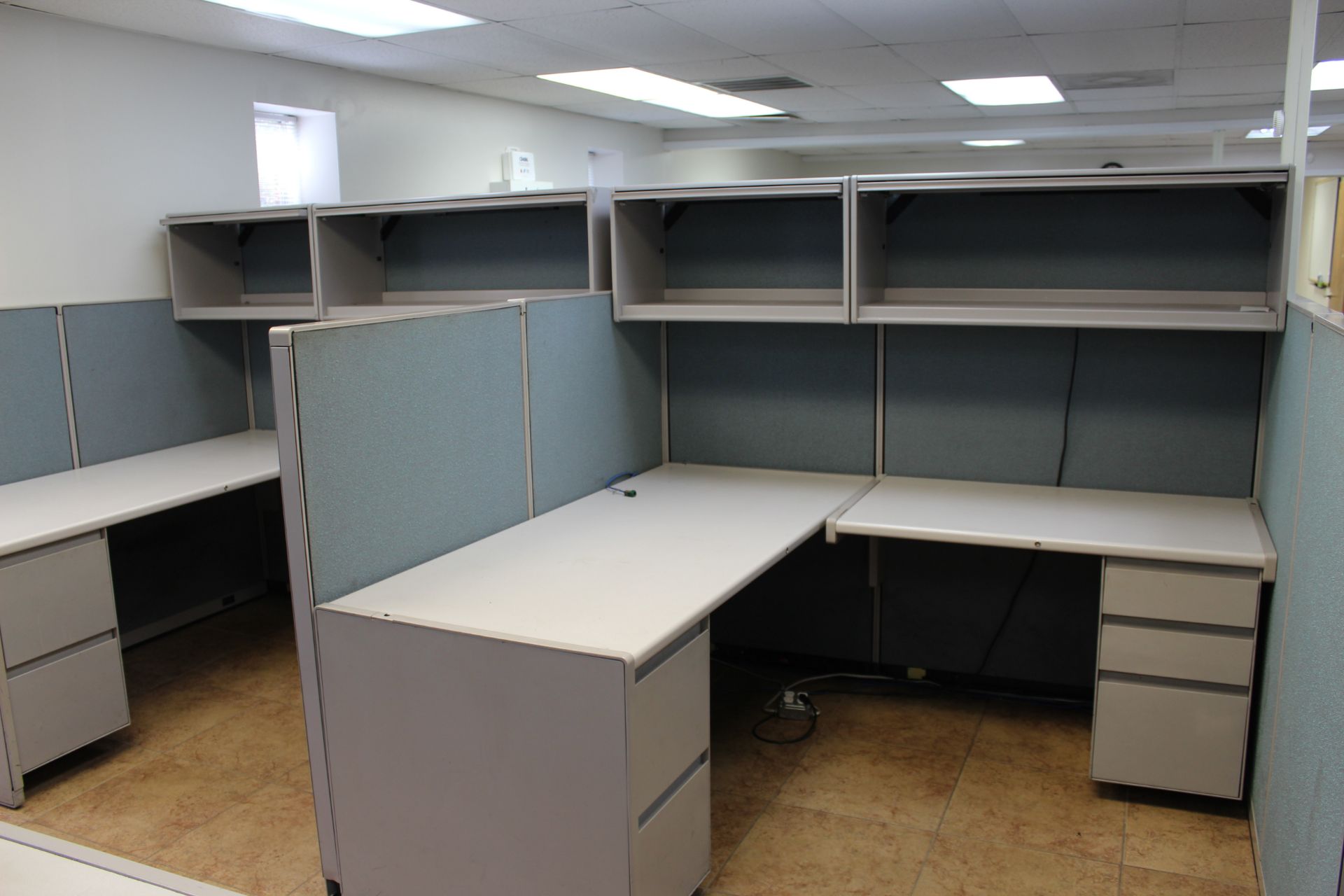 MODULAR CUBICAL WORK STATIONS (NO CONTENT) - Image 3 of 7