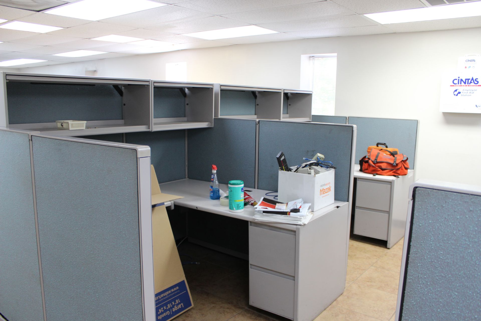 MODULAR CUBICAL WORK STATIONS (NO CONTENT) - Image 2 of 7