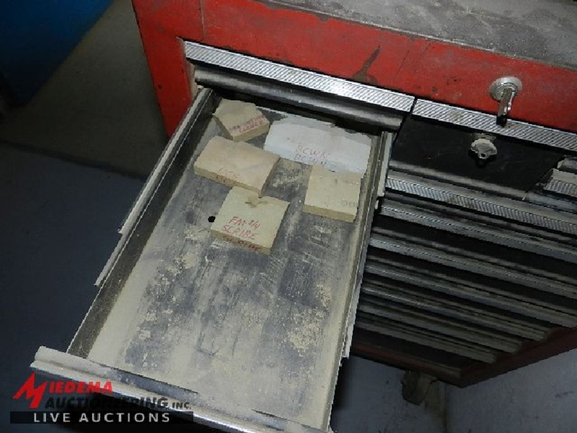 CRAFTSMAN ROLLING TOOLBOX WITH ASSORTED HAND TOOLS AND SHAPE STONES - Image 5 of 8