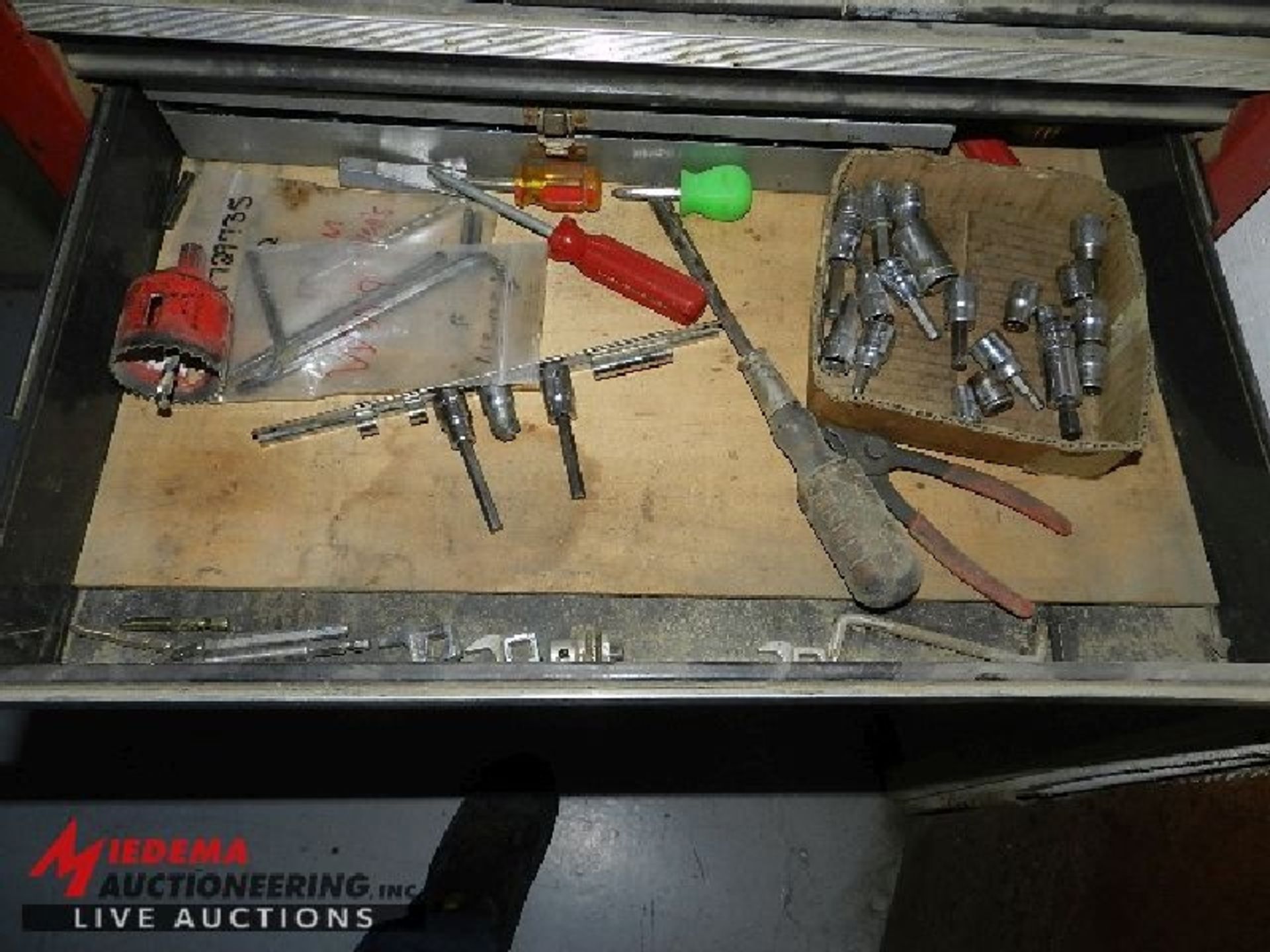 CRAFTSMAN ROLLING TOOLBOX WITH ASSORTED HAND TOOLS AND SHAPE STONES - Image 6 of 8
