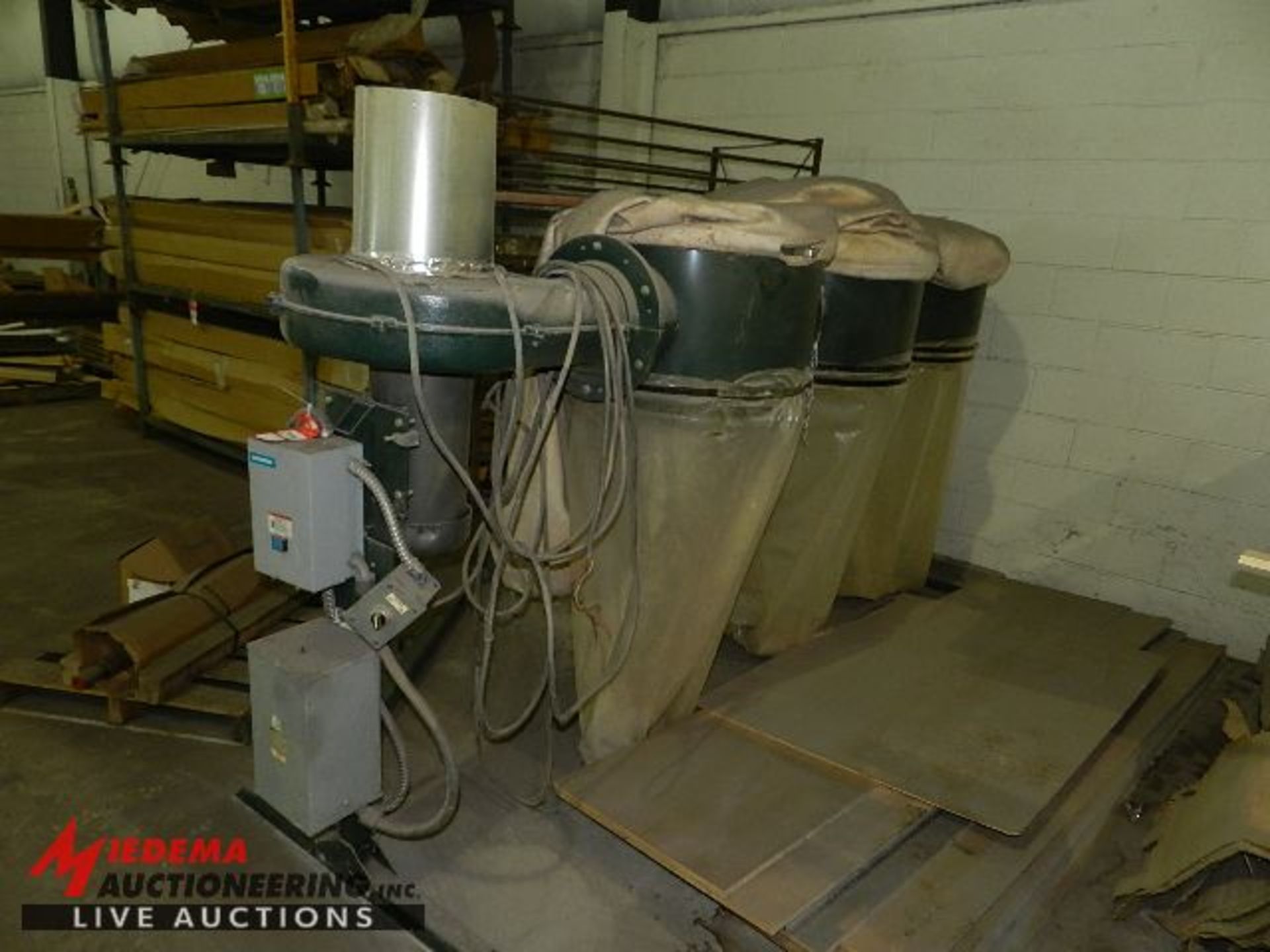 GRIZZLY 3 BAG DUST COLLECTOR WITH VALDOR 7 1/2 HP 23460 VOLT 3 PHASE ELECTRIC MOTOR - Image 2 of 3