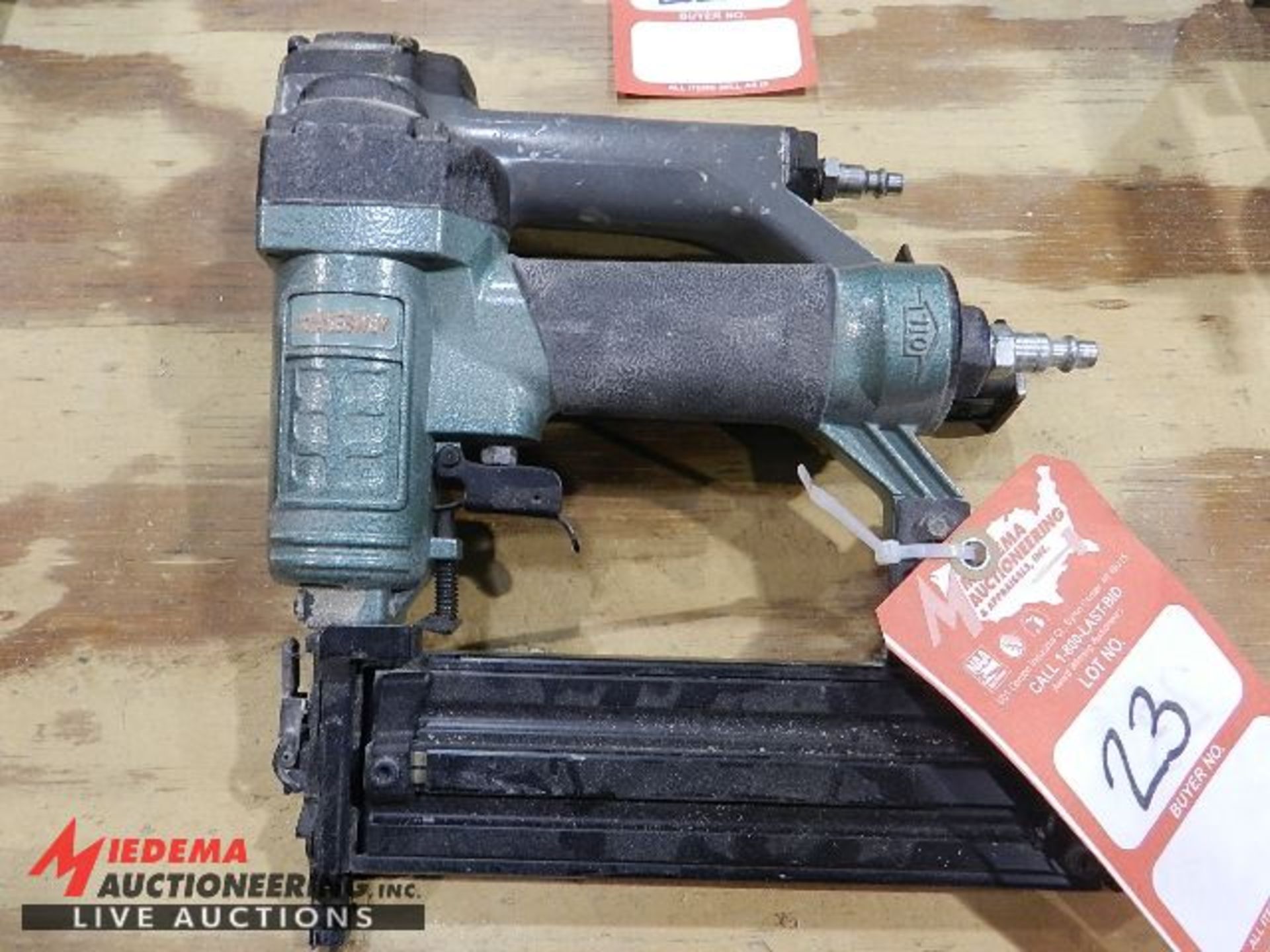 JONNESWAY 3/8" STAPLER AND (1) SENCO 3/8" STAPLER