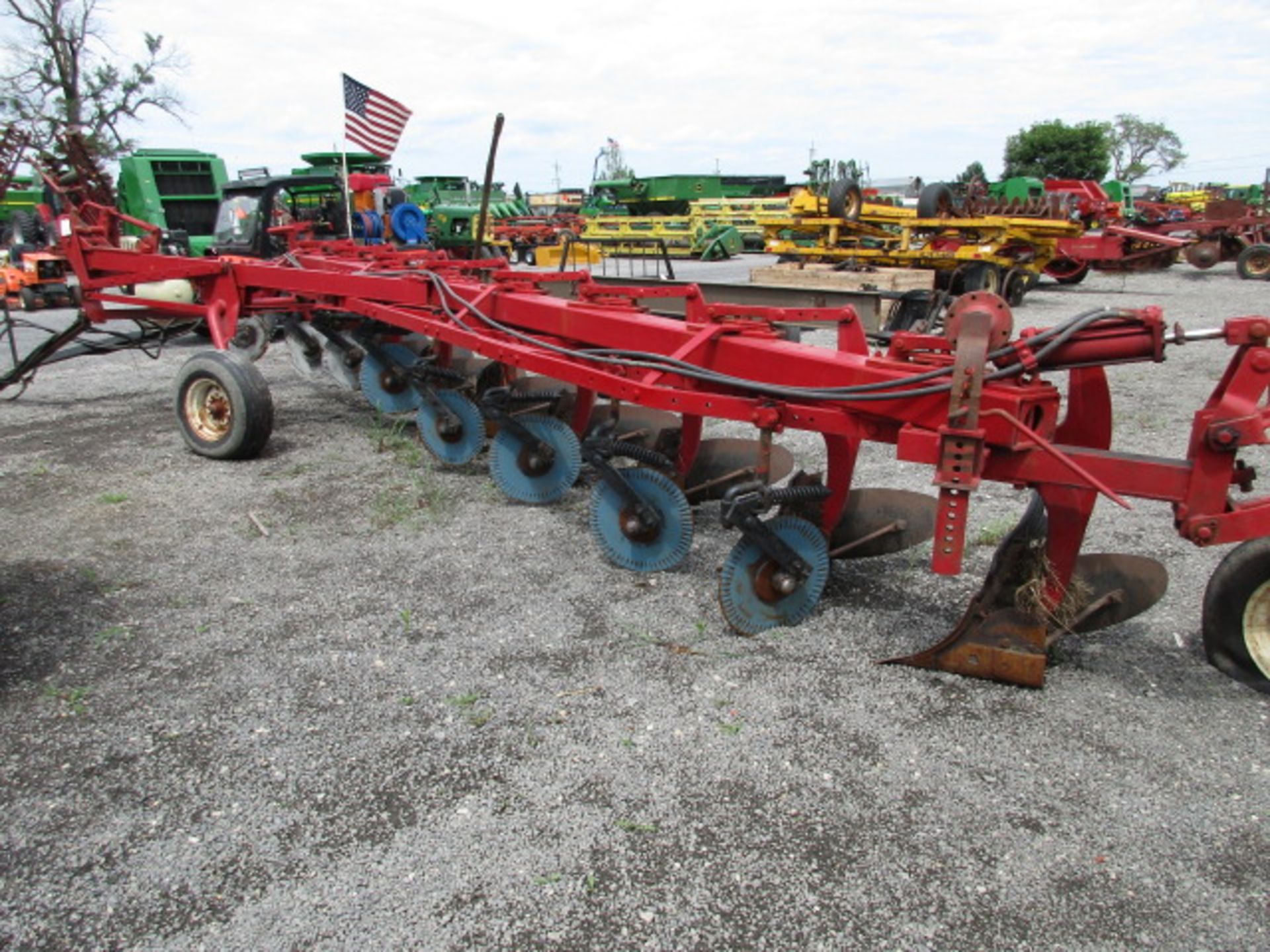 IH 800 PLOW 8X 18" - Image 2 of 3