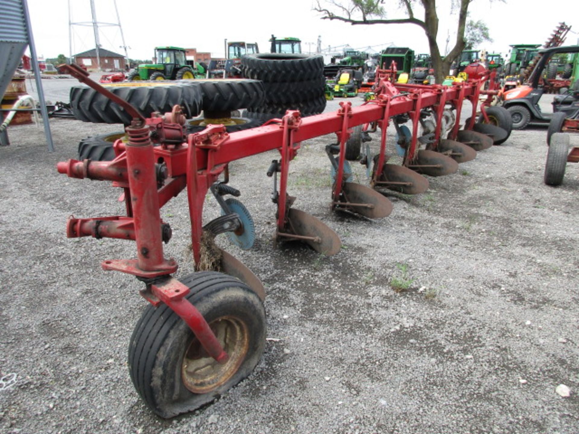 IH 800 PLOW 8X 18" - Image 3 of 3