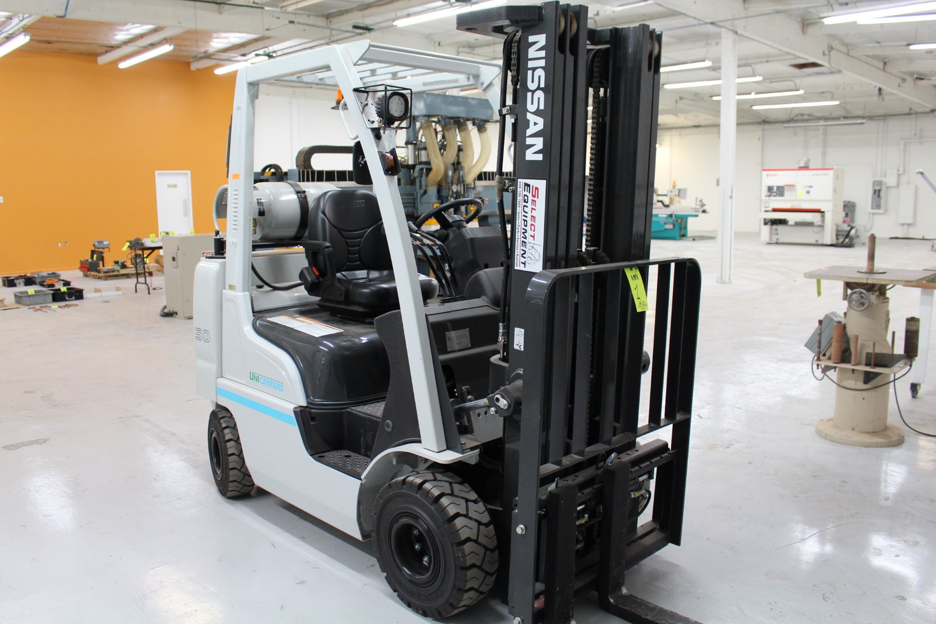 2015 NISSAN FORK LIFT MODEL MAP1F2A25LV, 5000 LBS CAP., PROPANE, SOLID TIRES, SIDE SHIFT, 3 STAGE,