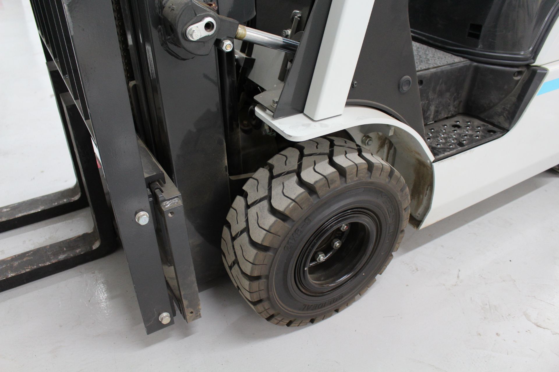 2015 NISSAN FORK LIFT MODEL MAP1F2A25LV, 5000 LBS CAP., PROPANE, SOLID TIRES, SIDE SHIFT, 3 STAGE, - Image 10 of 16