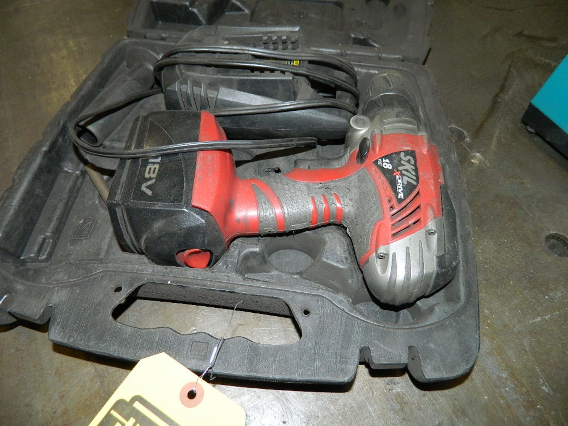 SKILL 18-VOLT BATTERY DRILL WITH CHARGER