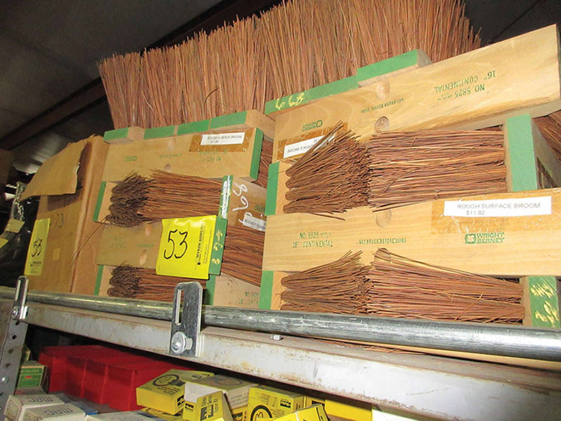 CONTENTS OF TOP SHELF ABOVE LOT 52: VARIOUS BROOM HEADS; TALL & SHORT RUBBER BOOTS, SIZES 12, 8 & - Image 5 of 6