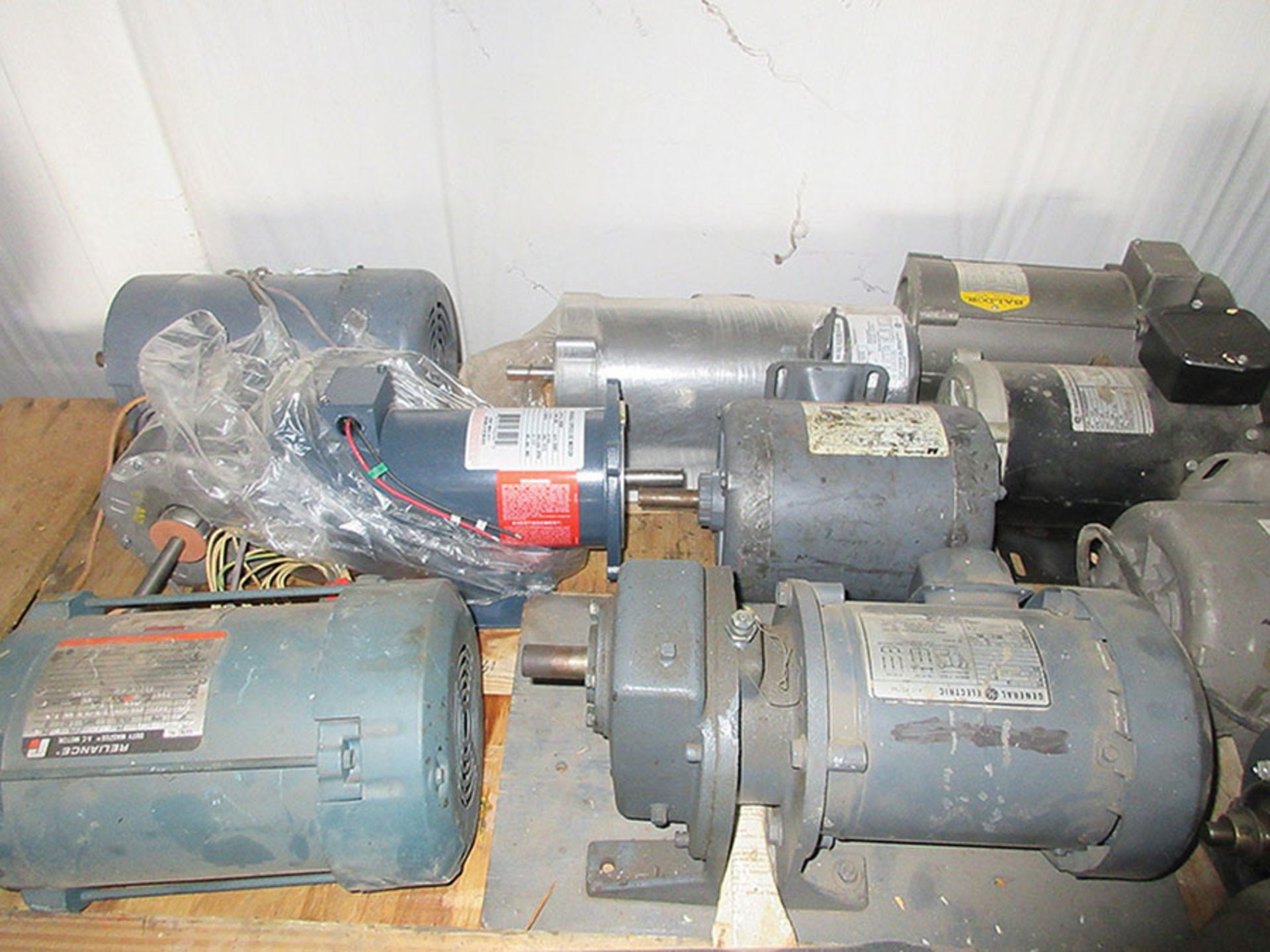 ASSORTMENT OF ELECTRIC MOTORS & (2) VACUUM PUMPS; BALDOR 1/2-HP (X2); MAGNETEK 2-HP, 3-PHASE; - Image 3 of 3