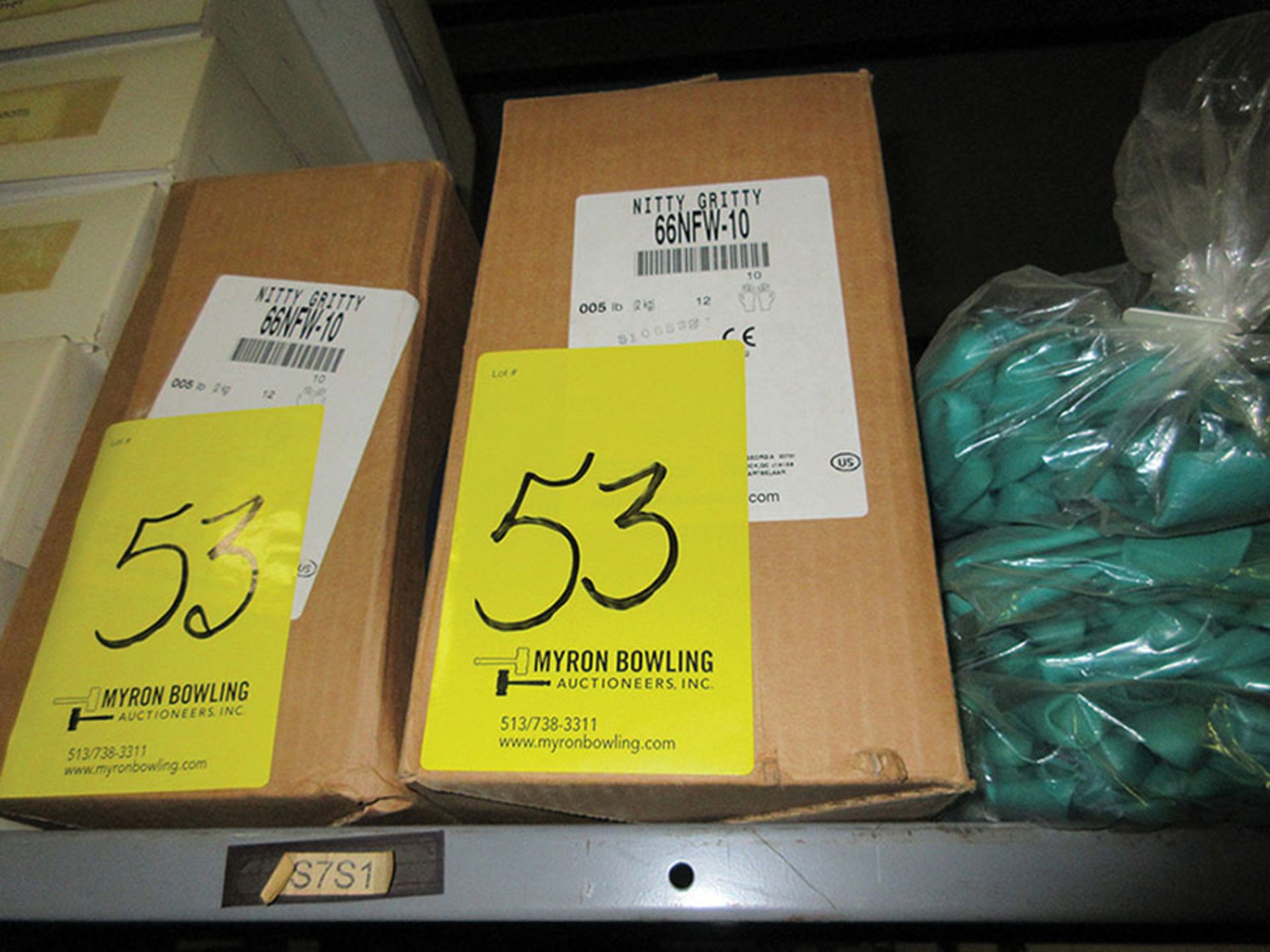 CONTENTS OF TOP SHELF ABOVE LOT 52: VARIOUS BROOM HEADS; TALL & SHORT RUBBER BOOTS, SIZES 12, 8 & - Image 3 of 6