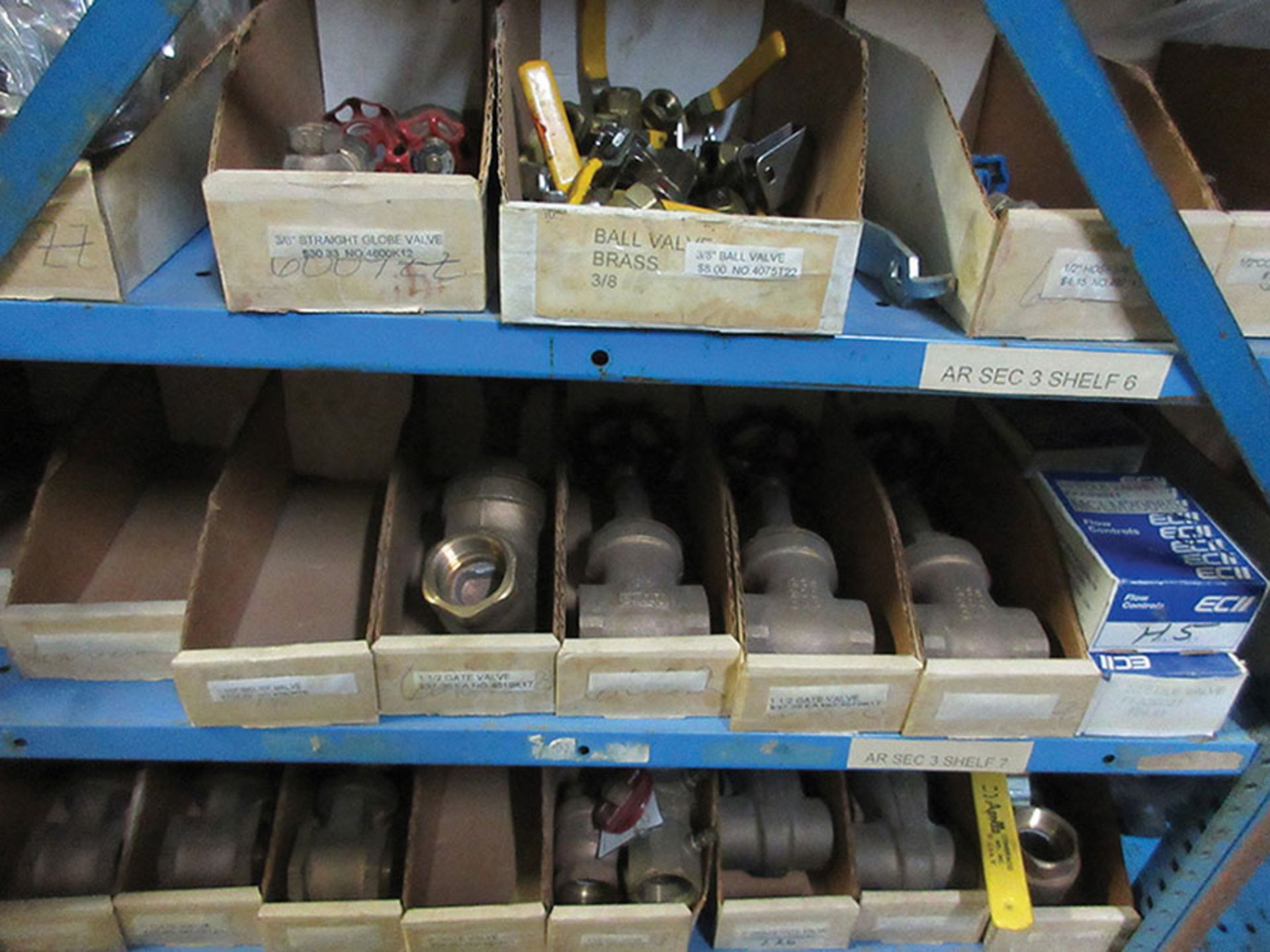 CONTENTS ON LOWER SECTION OF SHELF UNIT: DIE SPRINGS, GATE VALVES, COUPLINGS, UNIONS, AND TEES *** - Image 5 of 8
