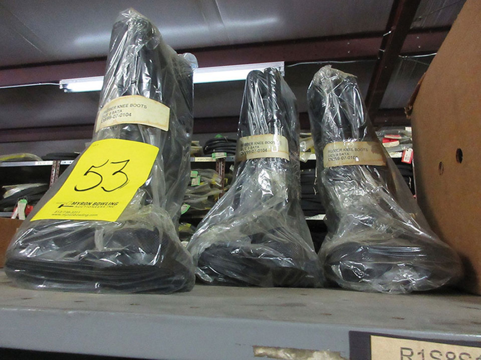 CONTENTS OF TOP SHELF ABOVE LOT 52: VARIOUS BROOM HEADS; TALL & SHORT RUBBER BOOTS, SIZES 12, 8 & - Image 6 of 6