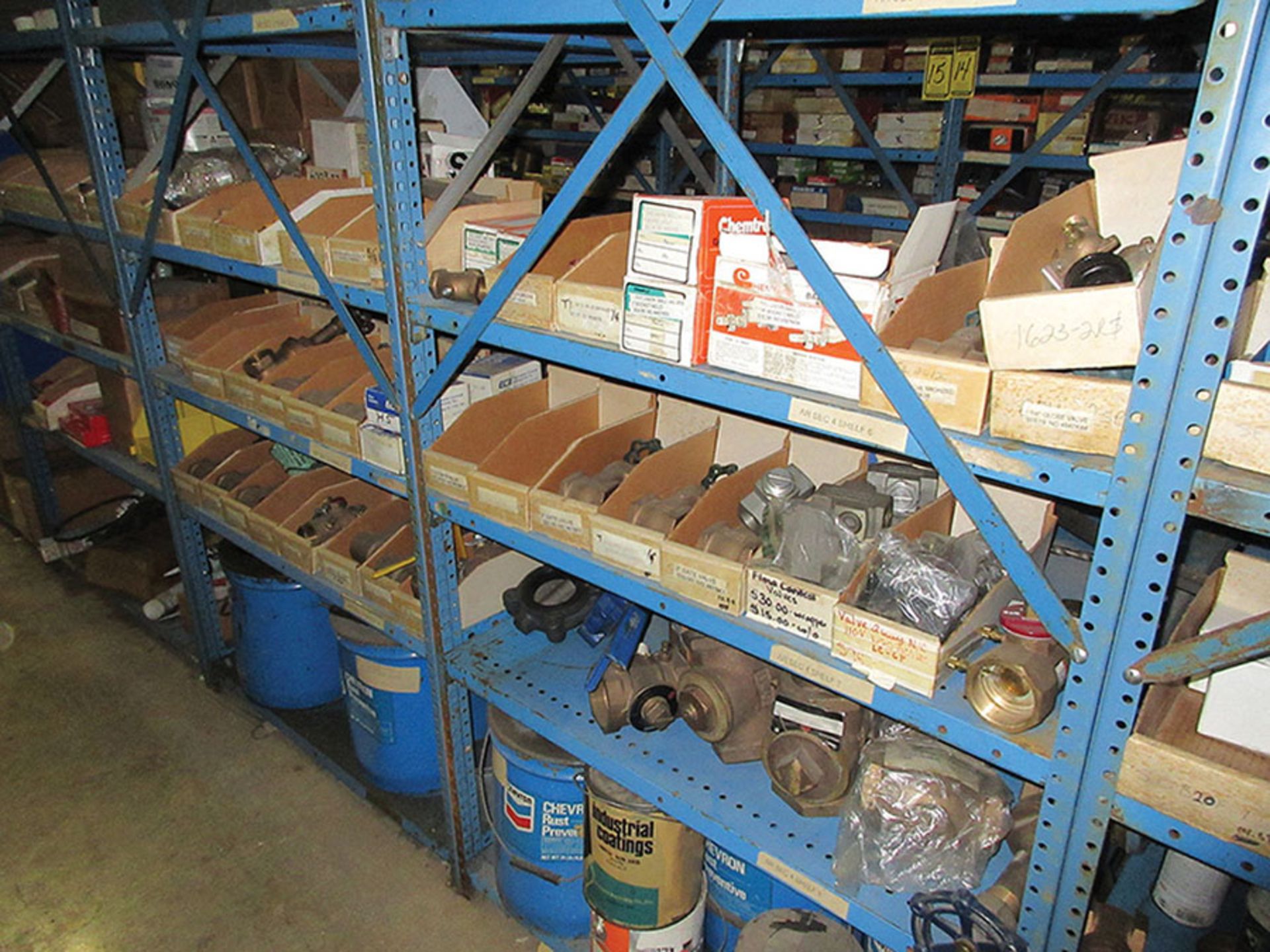 CONTENTS ON LOWER SECTION OF SHELF UNIT: DIE SPRINGS, GATE VALVES, COUPLINGS, UNIONS, AND TEES *** - Image 3 of 8