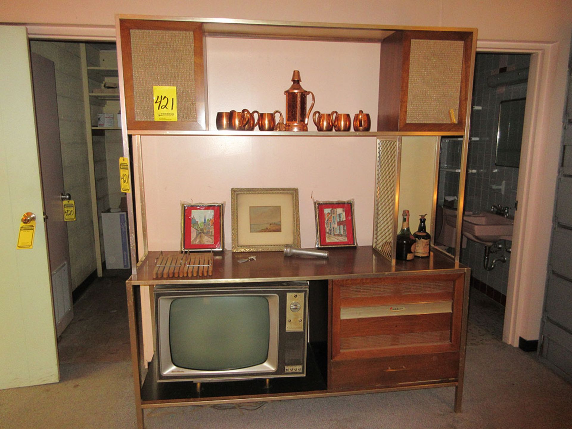 RCA VICTOR ENTERTAINMENT CENTER WITH OLD 78'S