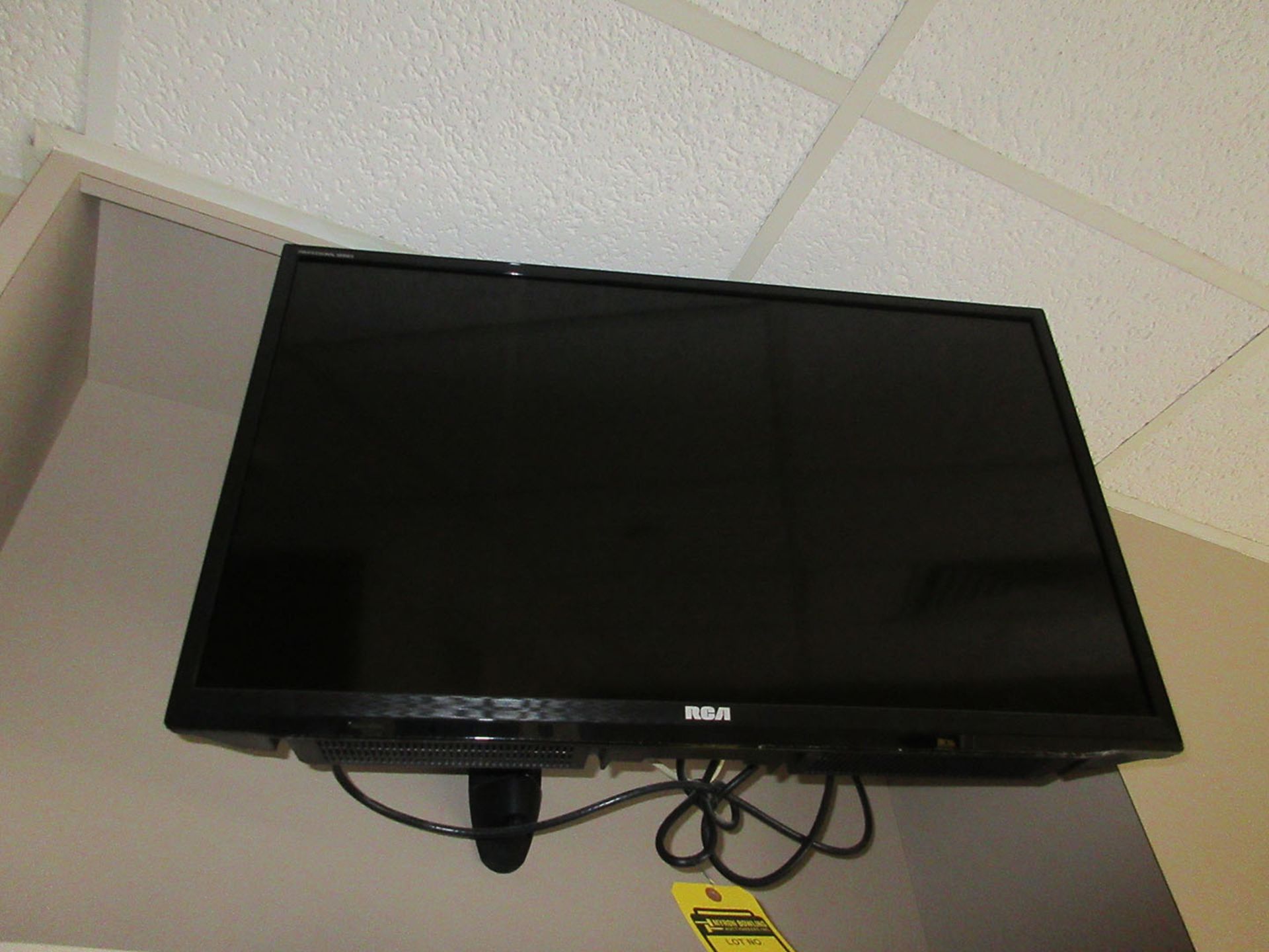 RCA 32'' FLATSCREEN TV; MODEL J32HE840, S/N CP15C520025